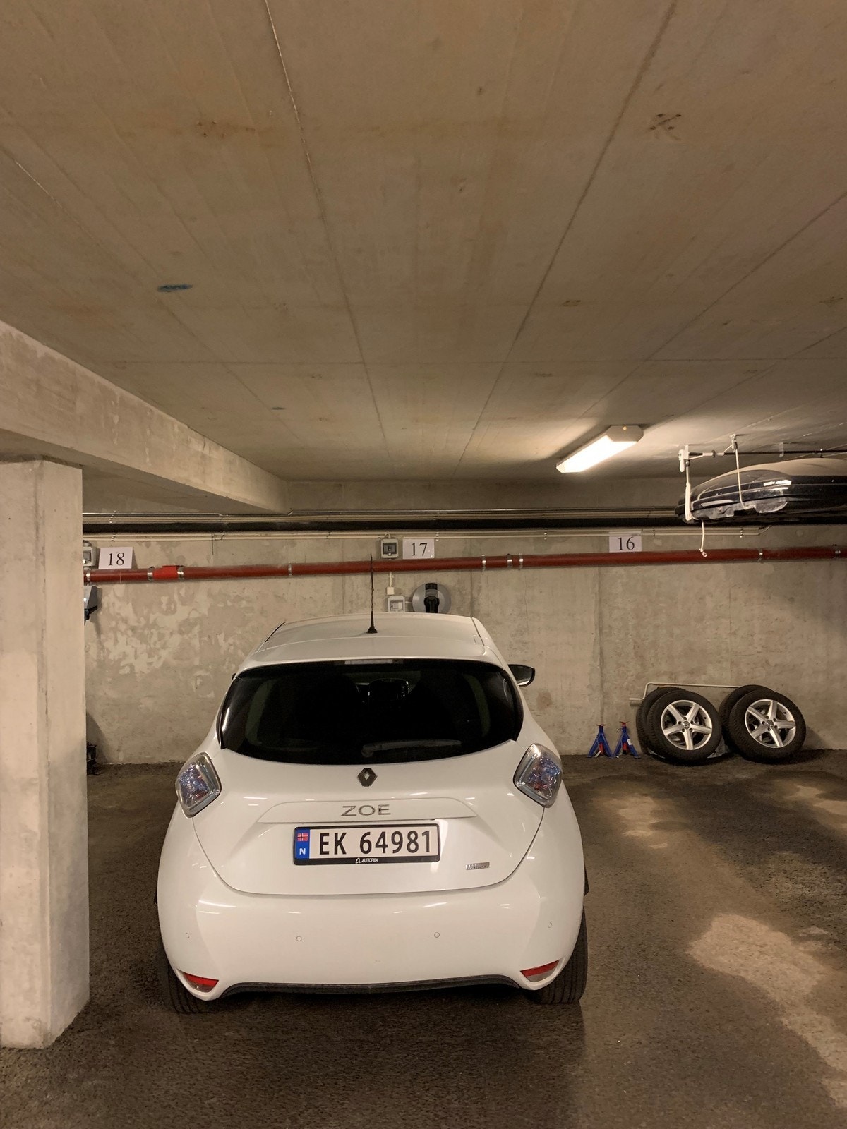 Pakering med montert lader for elbil i felles innendør garasjeanlegg Galleribilde