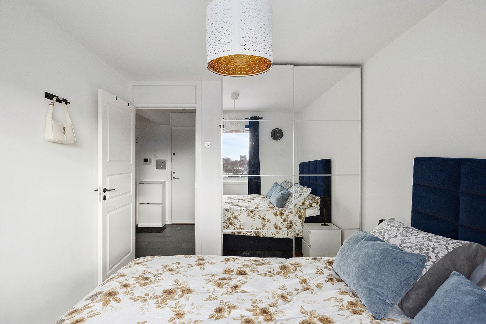 Soverom med garderobeskap. Galleribilde