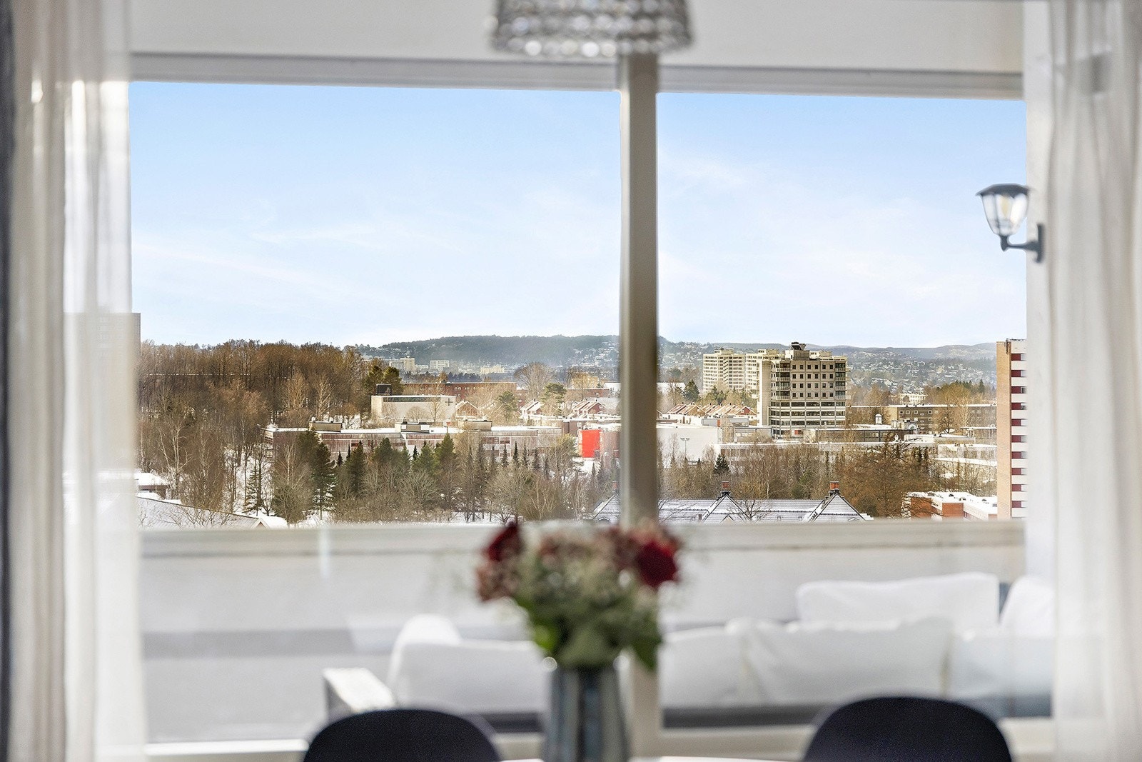 Leiligheten ligger høyt og fritt med flott utsikt, og gode solforhold. Galleribilde