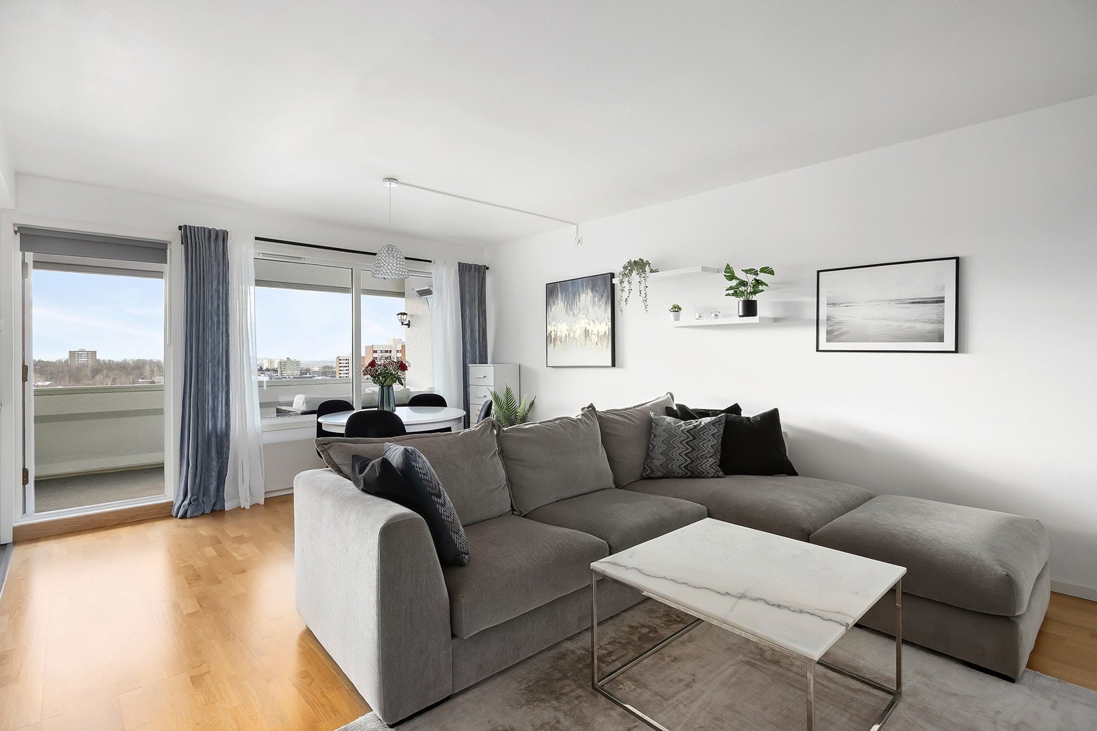 Romslig stue med flere innredningsmuligheter. Galleribilde