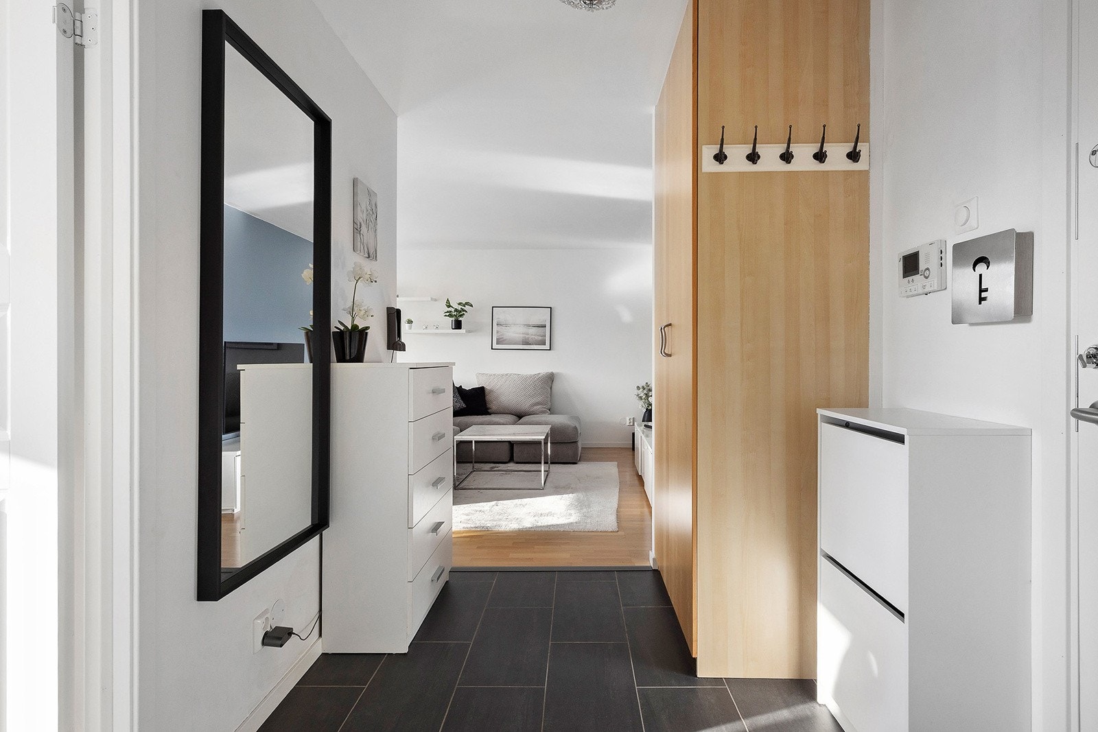 Entre med garderobeskap - Det ble montert ny entredør i 2025. Galleribilde