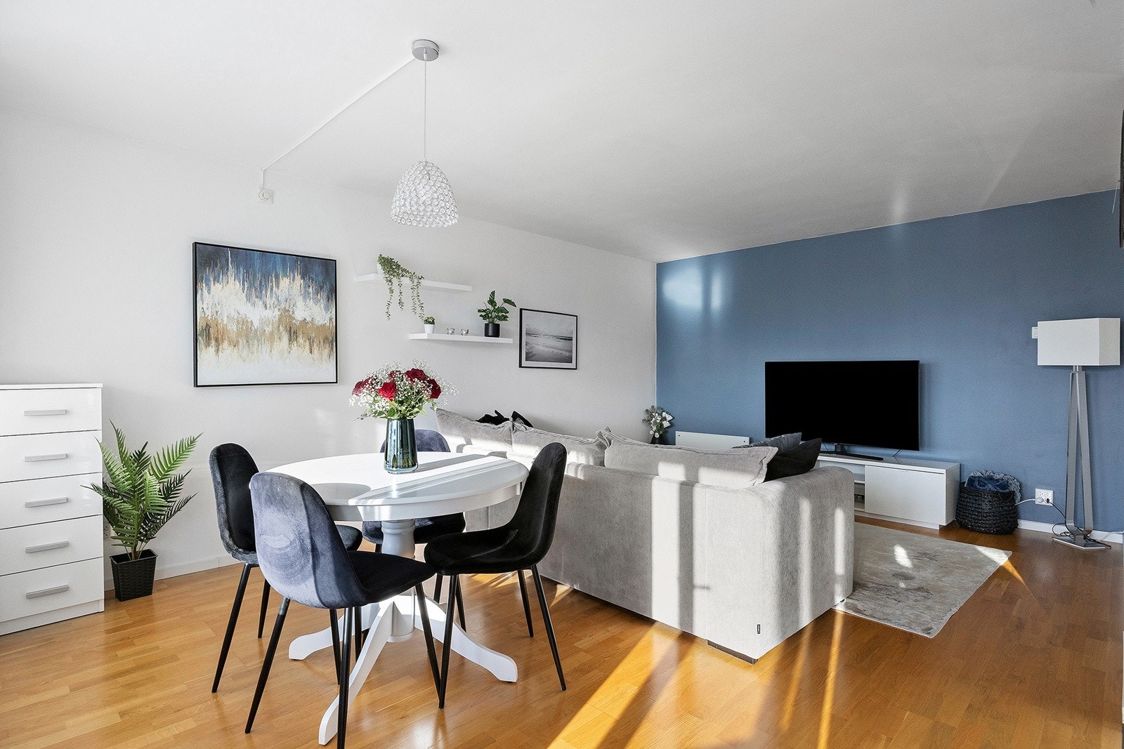 Stue med malte veggoverflater og eikeparkett på gulv. Galleribilde