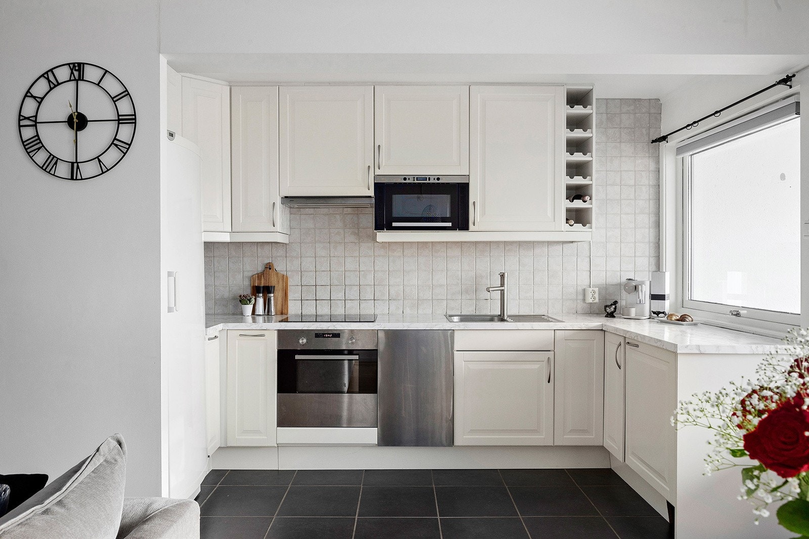 Kjøkkeninnredning med 1-speils profilerte fabrikklakkerte fronter, laminat benkeplate og integrert hvitevarer. Galleribilde