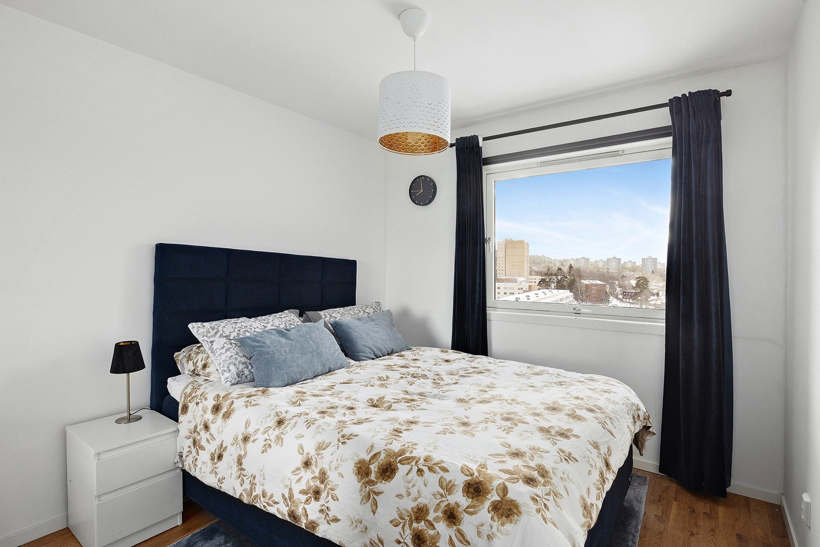 Soverom med garderobeskap. Galleribilde