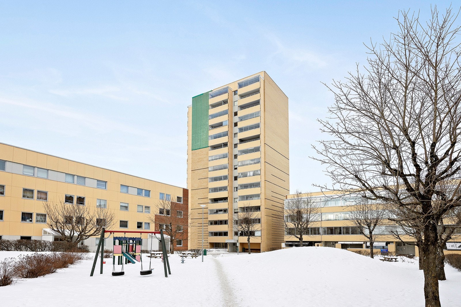 Boligen er beliggende i et veletablert, populært og meget barnevennlig boligområde på Trosterud. Galleribilde