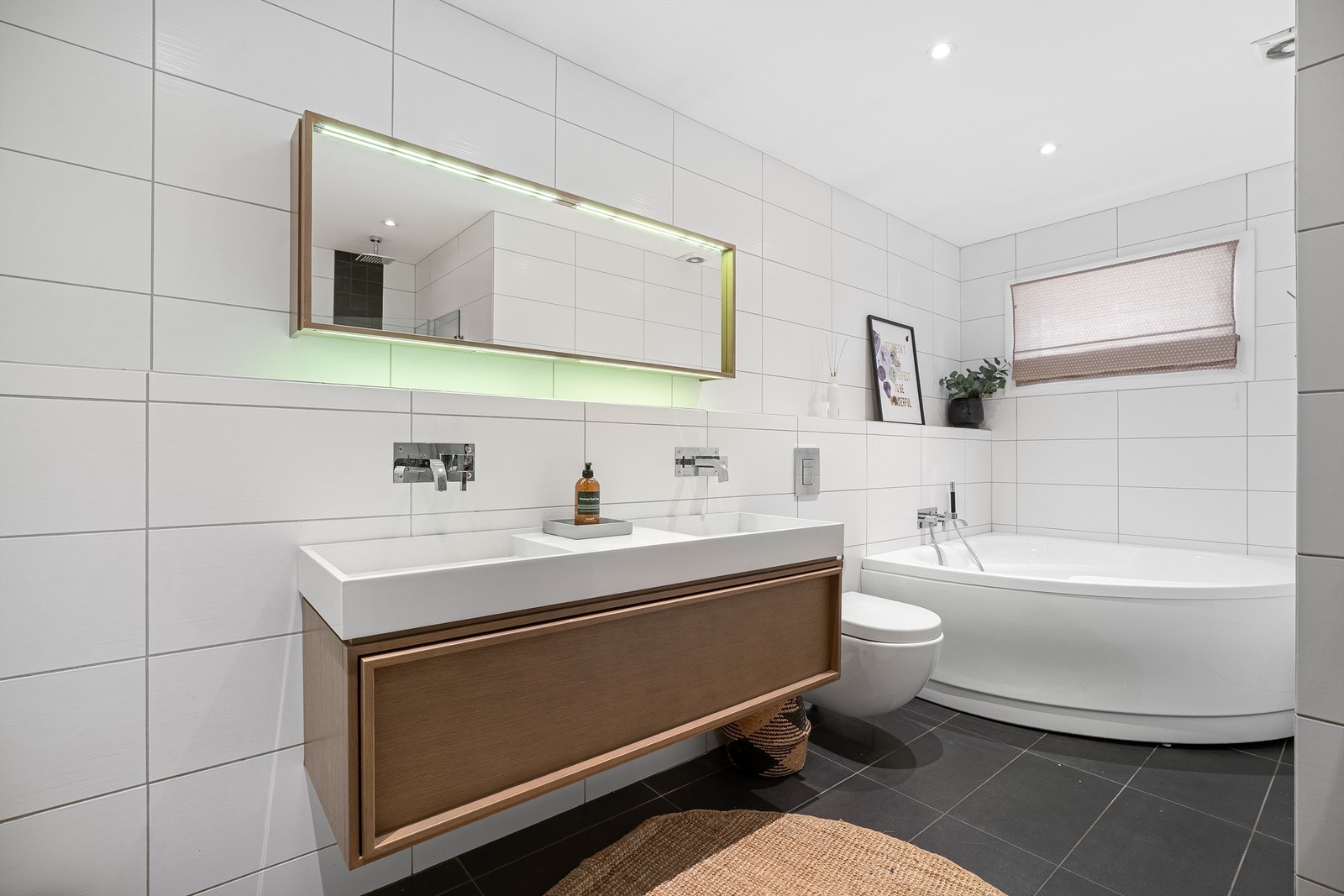 1. etg - Bad fra 2012 med vegghengt toalett og dobbelservant med skuffer for gode oppbevaringsmuligheter Galleribilde