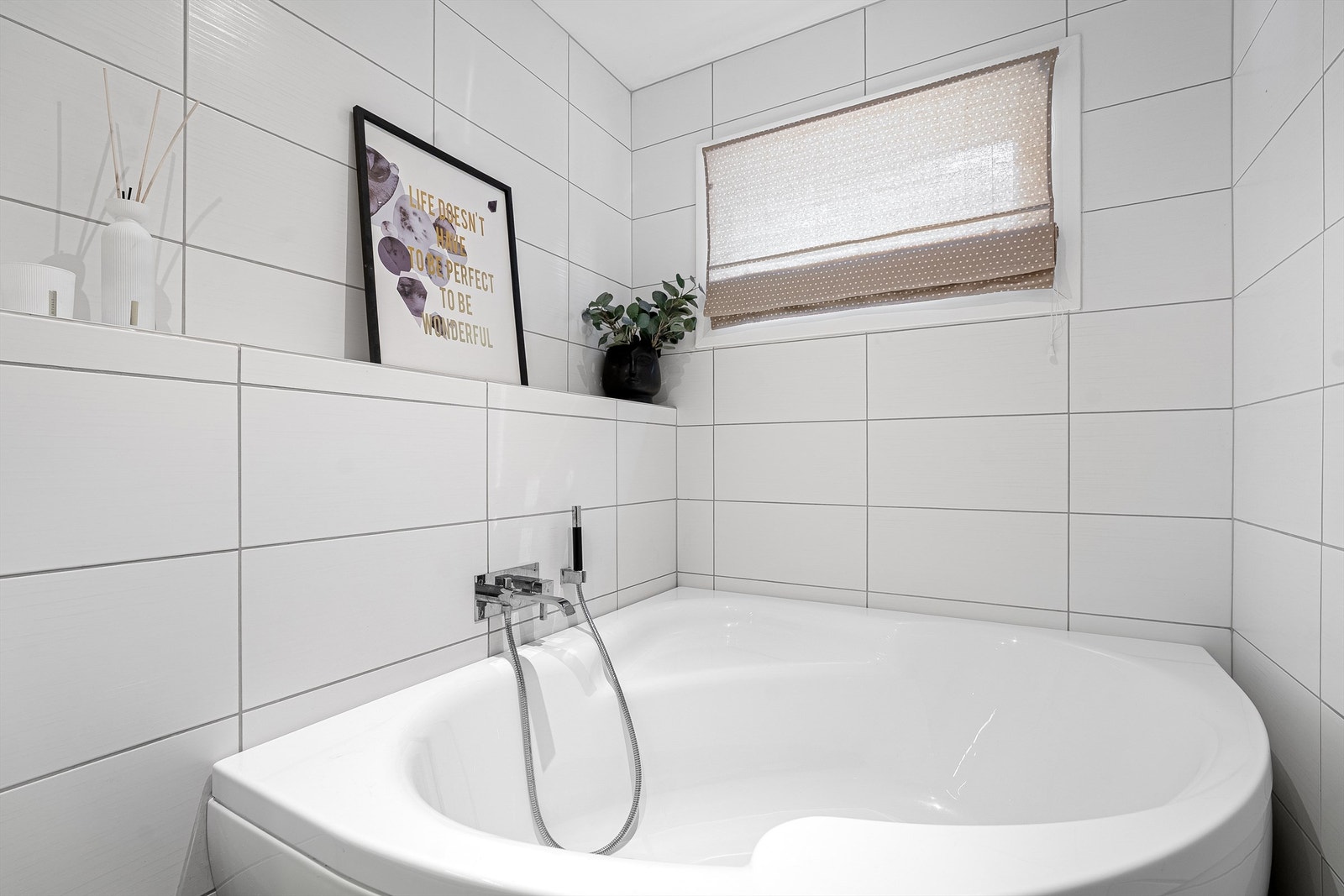 1.etg - Badekar med vegghengt badekararmatur og en hyllenisje for å plassere diverse dekor Galleribilde