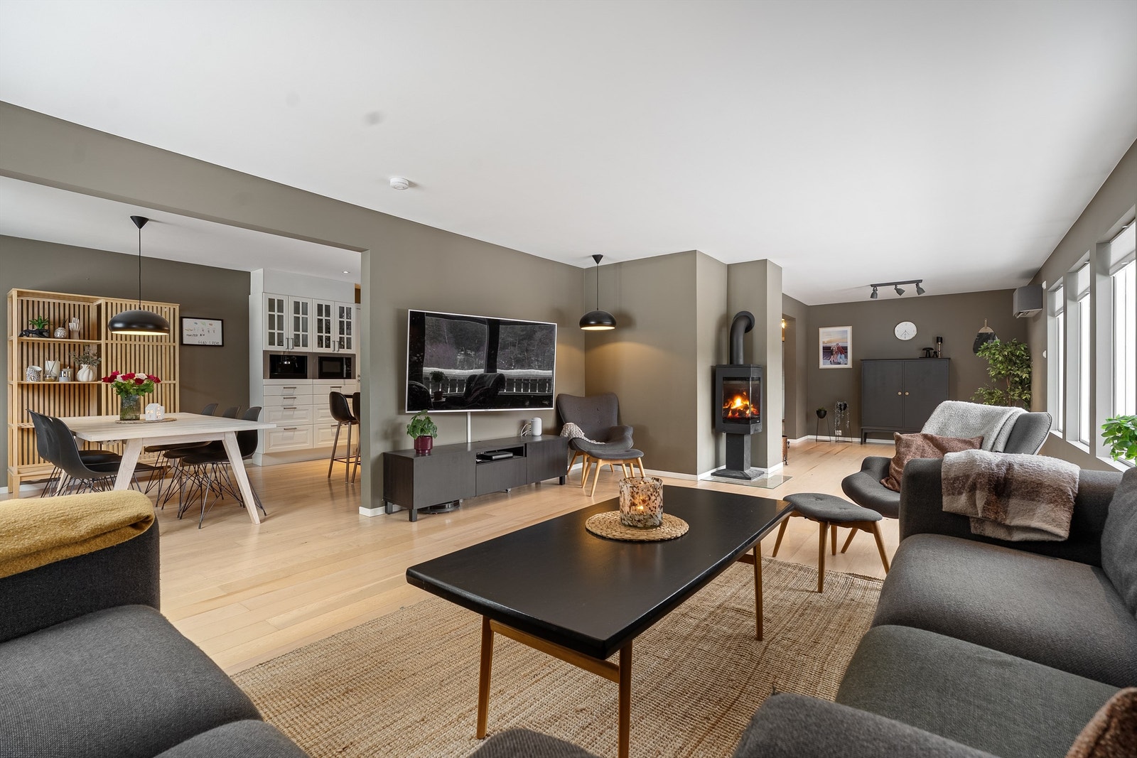 1.etg - Flott stue med flere vindusflater, god plass til både sofakrok og spisebord, samt vedovn som gir ekstra varme og hygge Galleribilde
