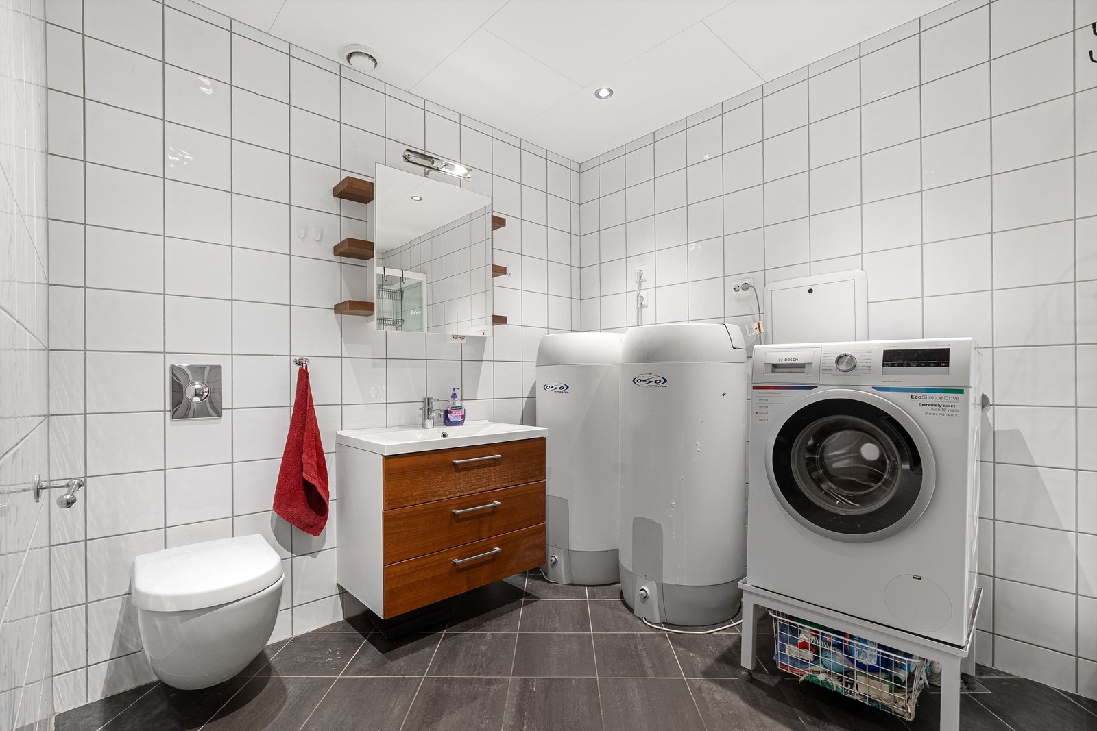 U. etg (Hybeldel - ikke godkjent) - Bad fra 2004 med gulvvarme, vegghengt toalett og servantinnredning med skuffer Galleribilde