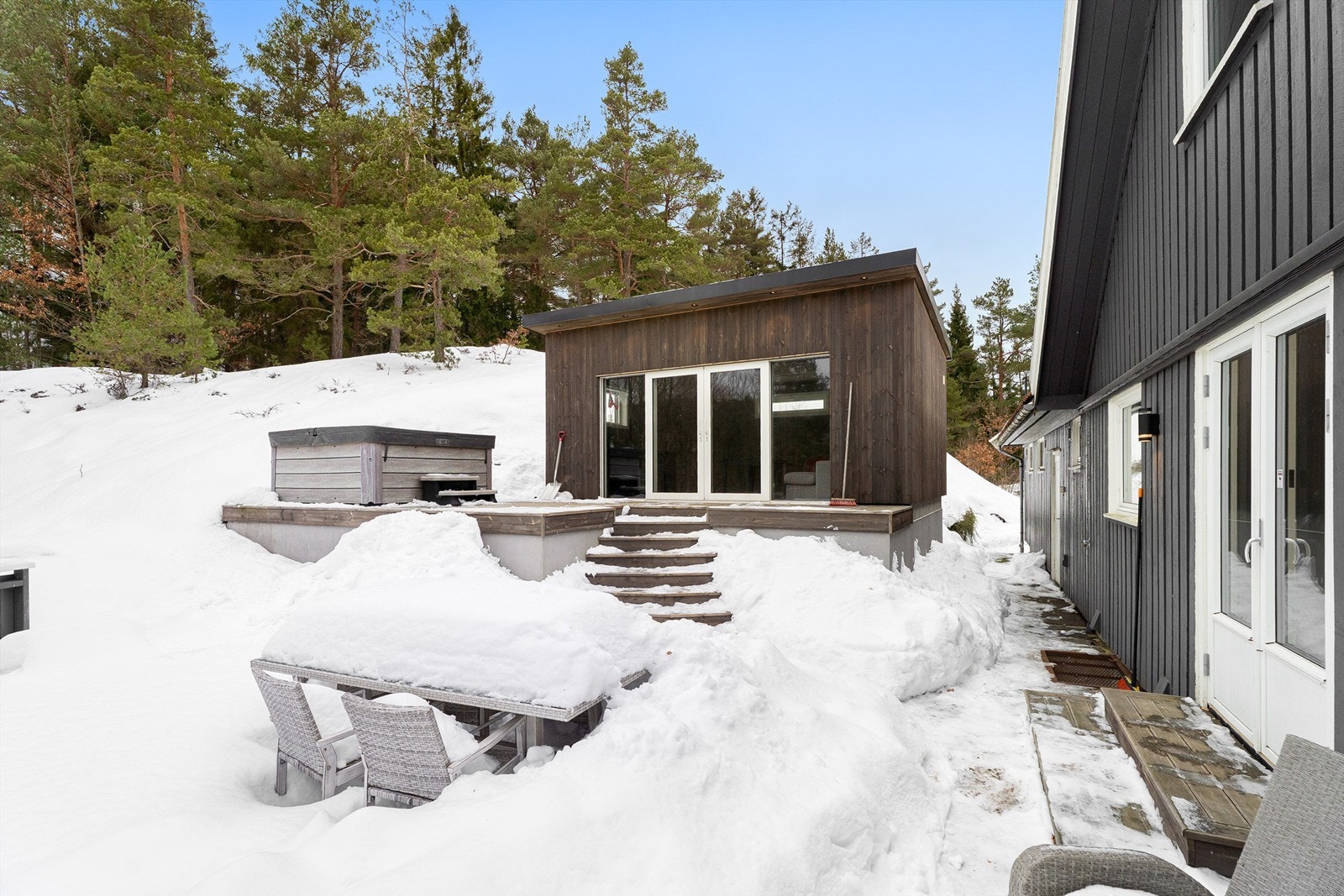 Med utgang fra stue kommer du ut til markterrassen og hagestuen Galleribilde