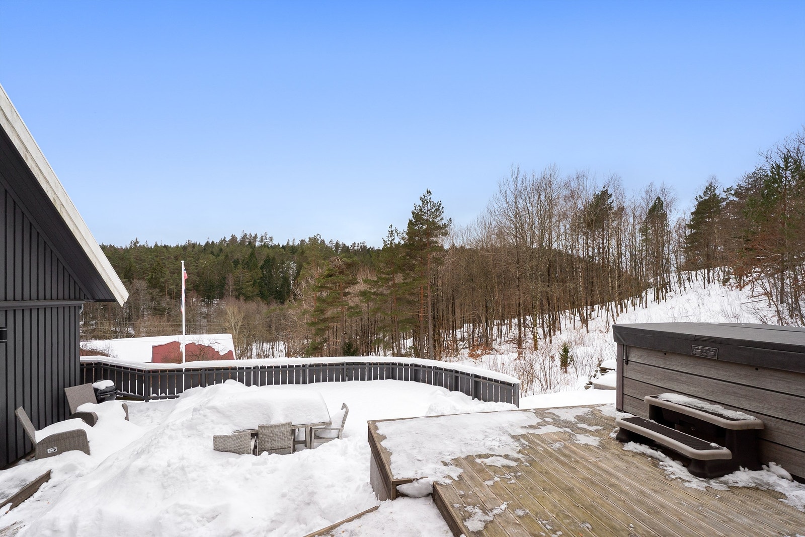 Utsikt mot hage og markterrasse fra hagestue Galleribilde