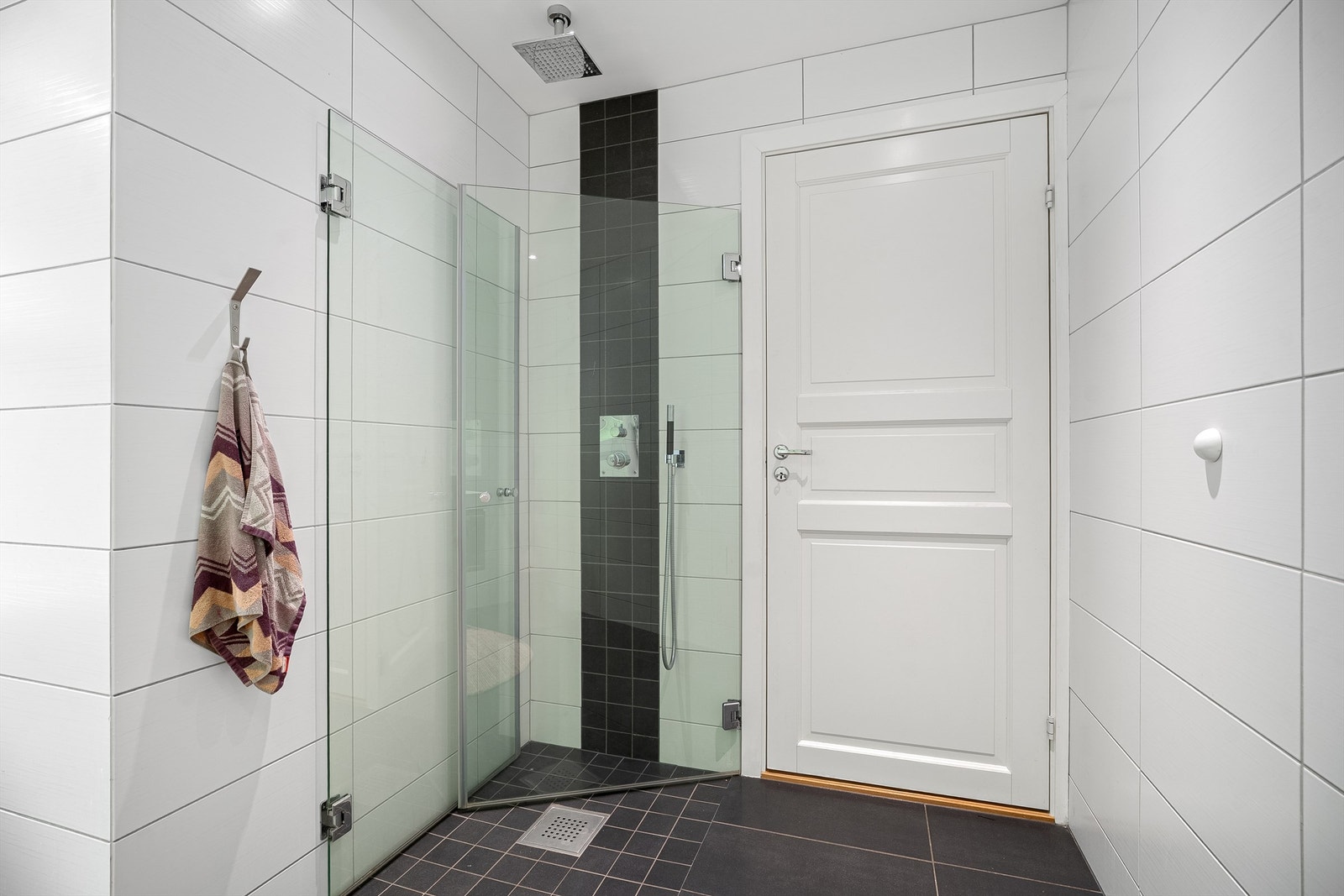 1.etg - Bad med gulvvarme. Dusjssone med glassdører, hånddusj og regndusj Galleribilde