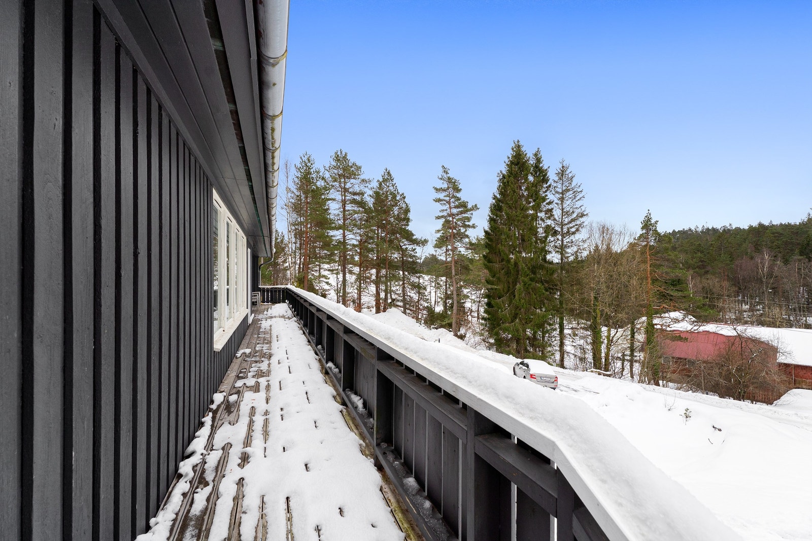 terrasse fra stuen mot master i enden Galleribilde