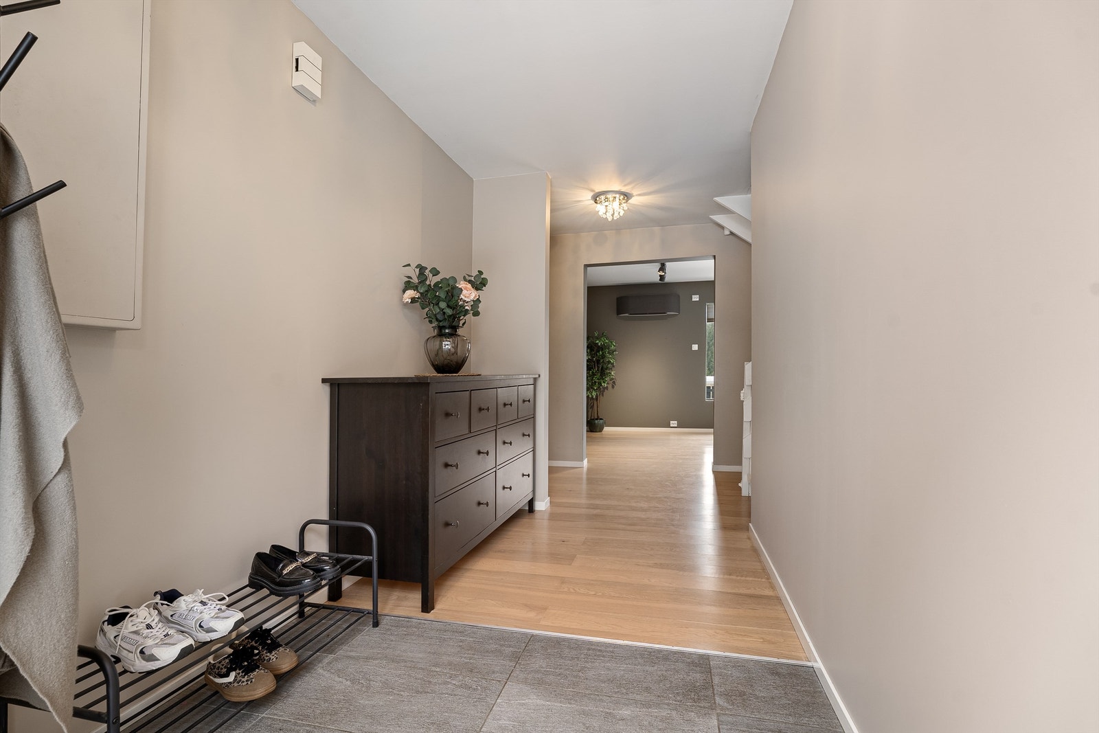 1.etg - Gang med gulvvarme i entré Galleribilde