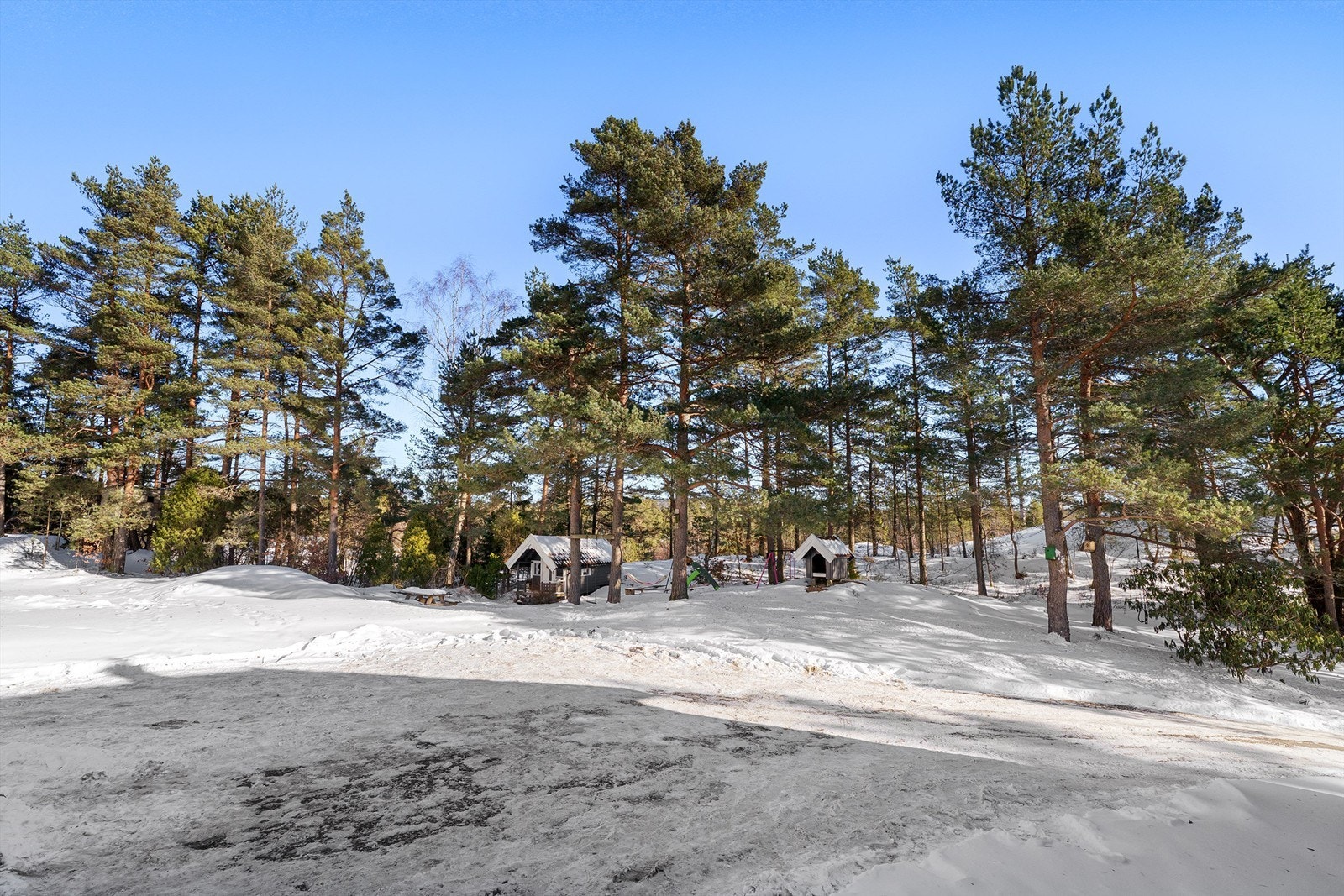Lekeplass med gårdsplassen Galleribilde