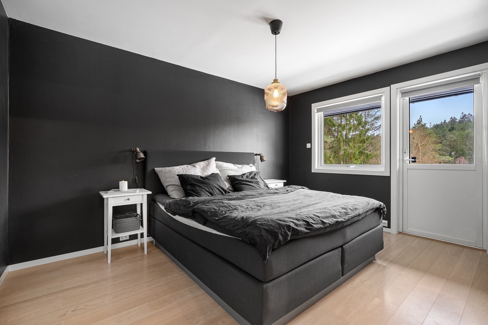 1.etg - Master med plass til en god seng tilhørende møblement Galleribilde