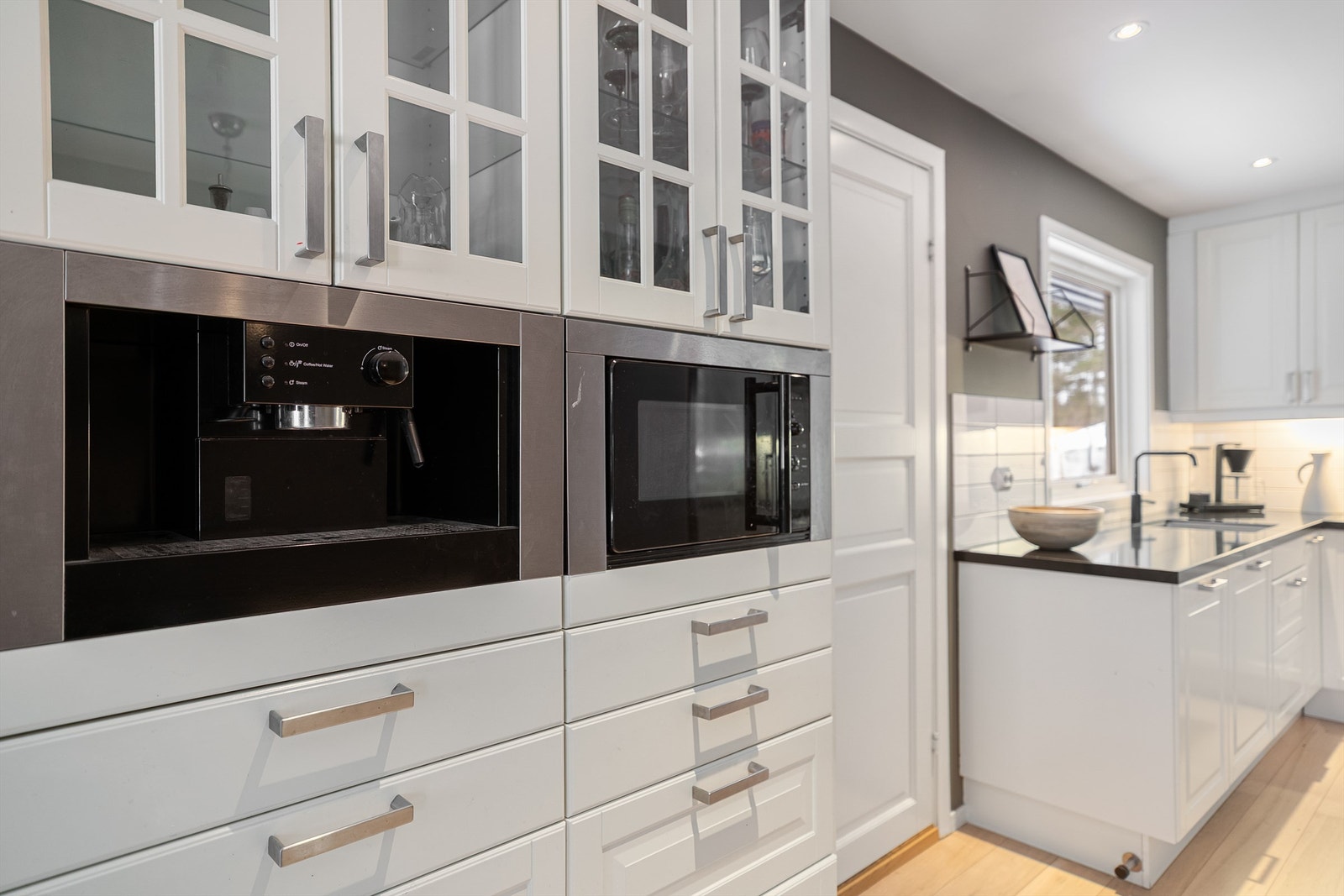 1.etg - Kjøkkeninnredning fra IKEA (med integrert kaffemaskin og mikrobølgeovn) Galleribilde
