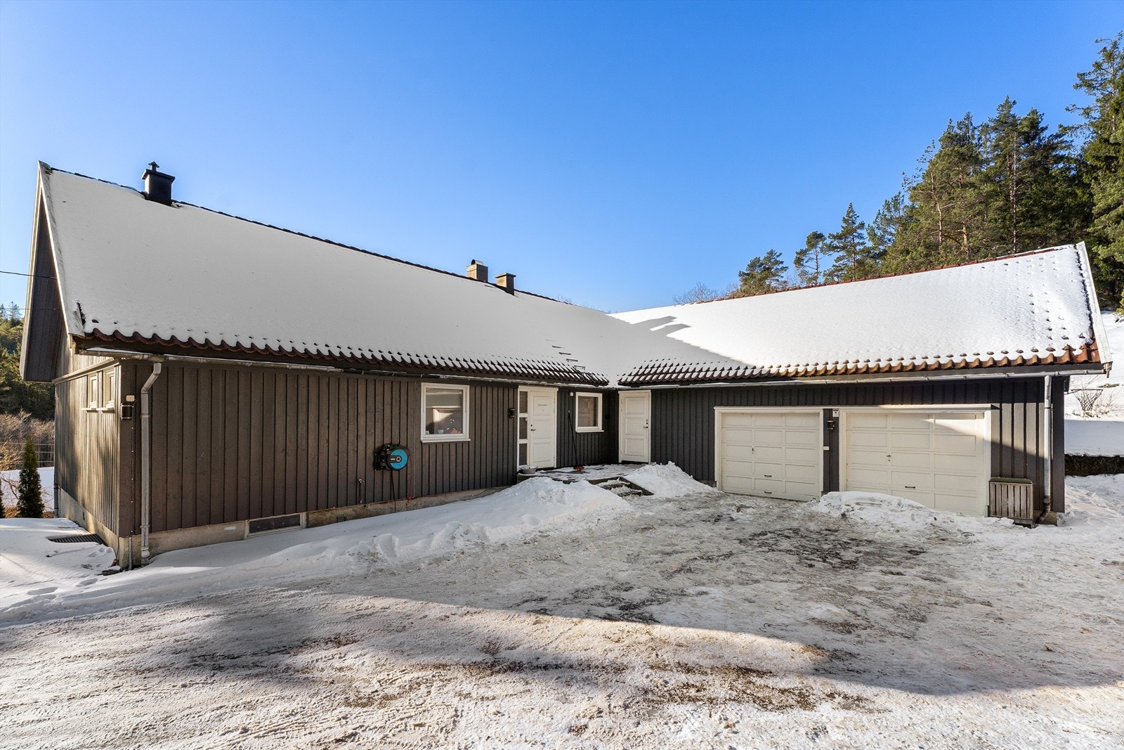 Fasade Ormeliveien 15 med dobbel garasjeport Galleribilde