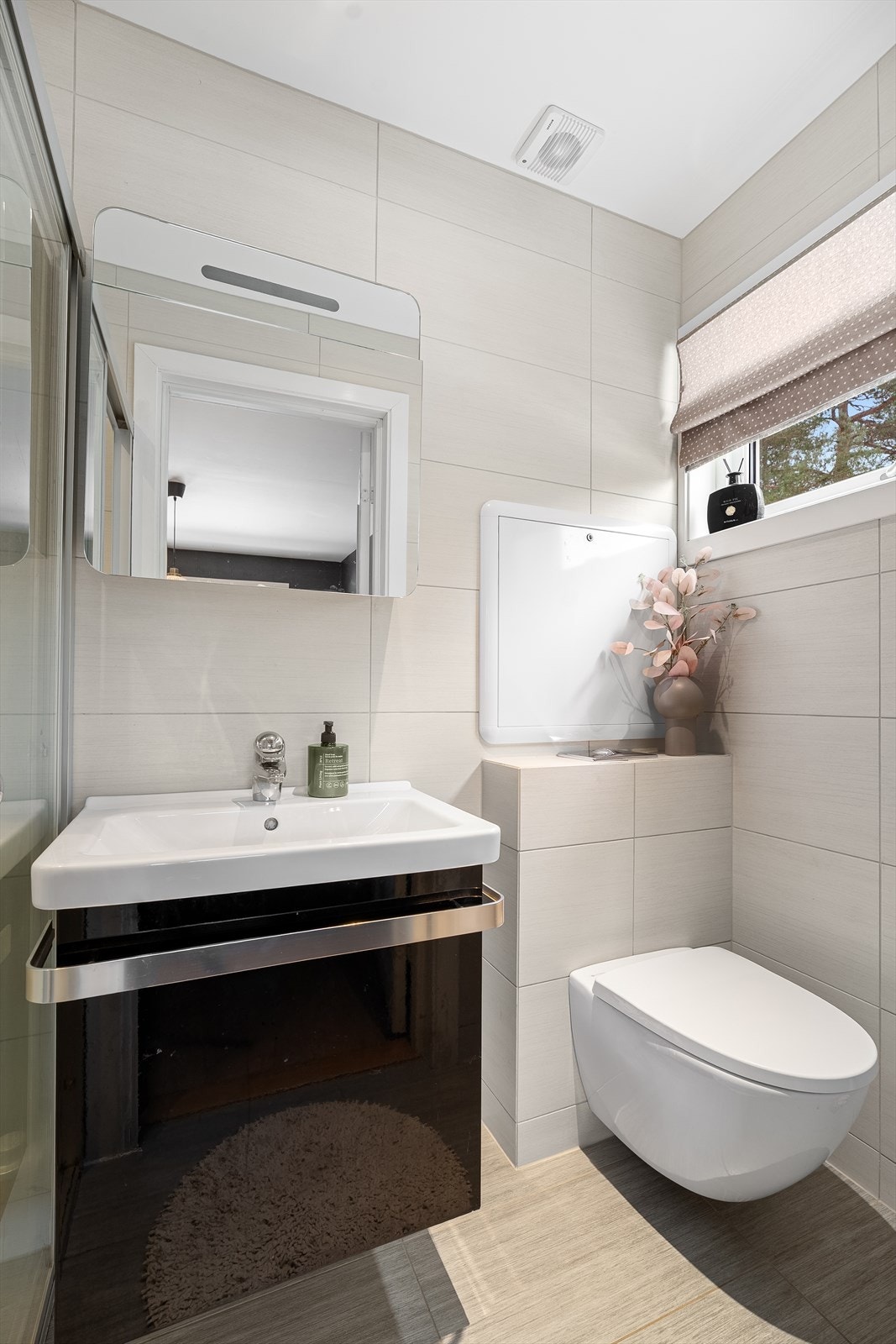 1.etg - Master bad fra 2012 med vegghengt toalett og servantinnredning Galleribilde