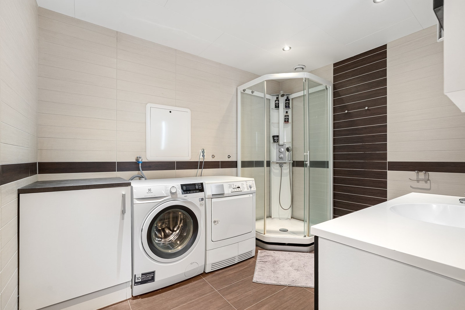 U.etg (Leilighet) - Badet med opplegg for vaskemaskin og dusjkabinett Galleribilde
