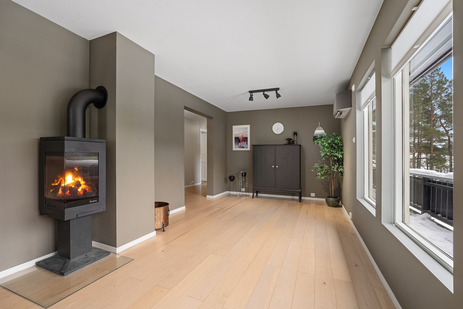 1.etg - Romslig stue med vedovn og store vindusflater, samt god plass for ekstra møblering Galleribilde