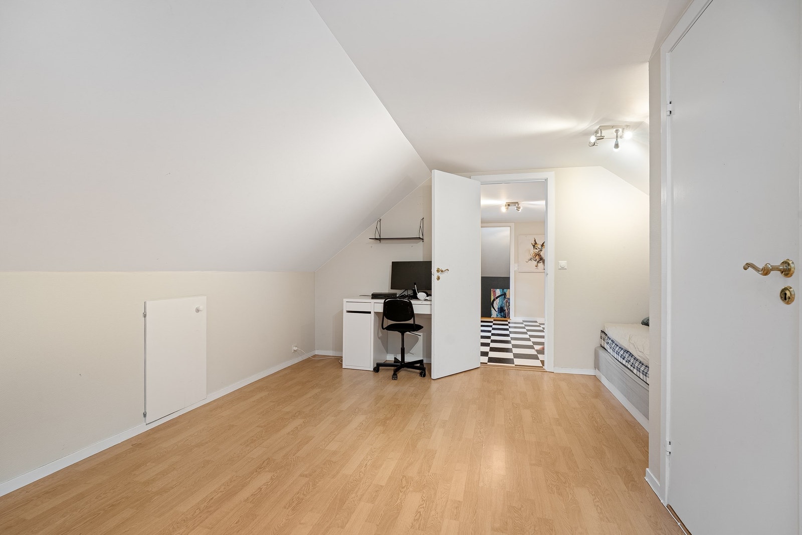 Innredet loft etg. - Soverom 1 romslig soverom med knevegger Galleribilde