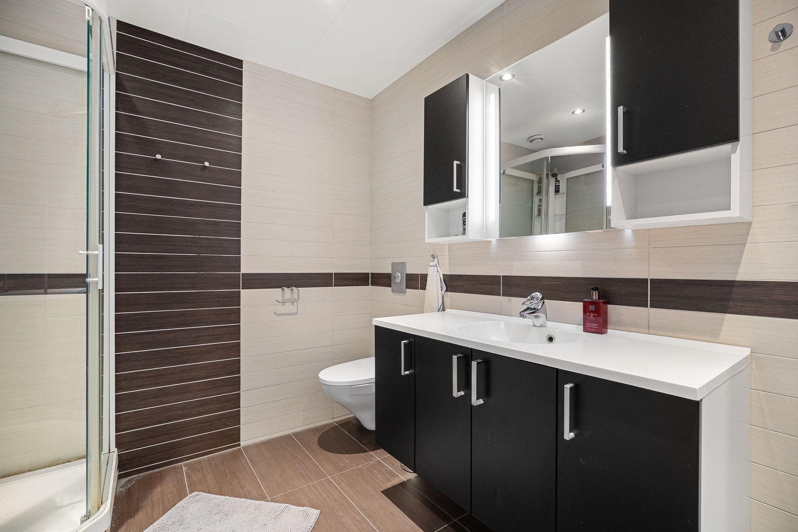 U.etg (Leilighet) - Bad fra 2009 med vegghengt toalett og servantinnredning, møblement med speil for ekstra oppbevaringsplass Galleribilde