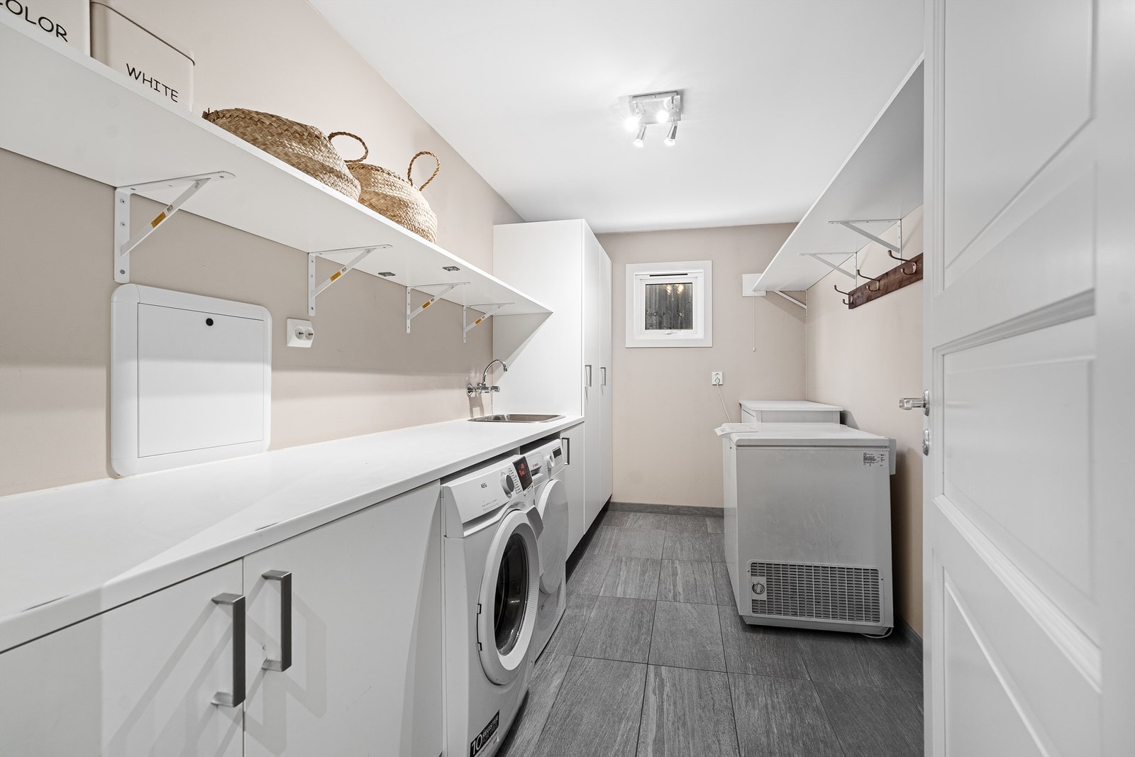 1.etg - Vaskerom fra 2012 med gulvvarme, god plass til oppbevaring, brett, tørk og opplegg for vaskemaskin Galleribilde