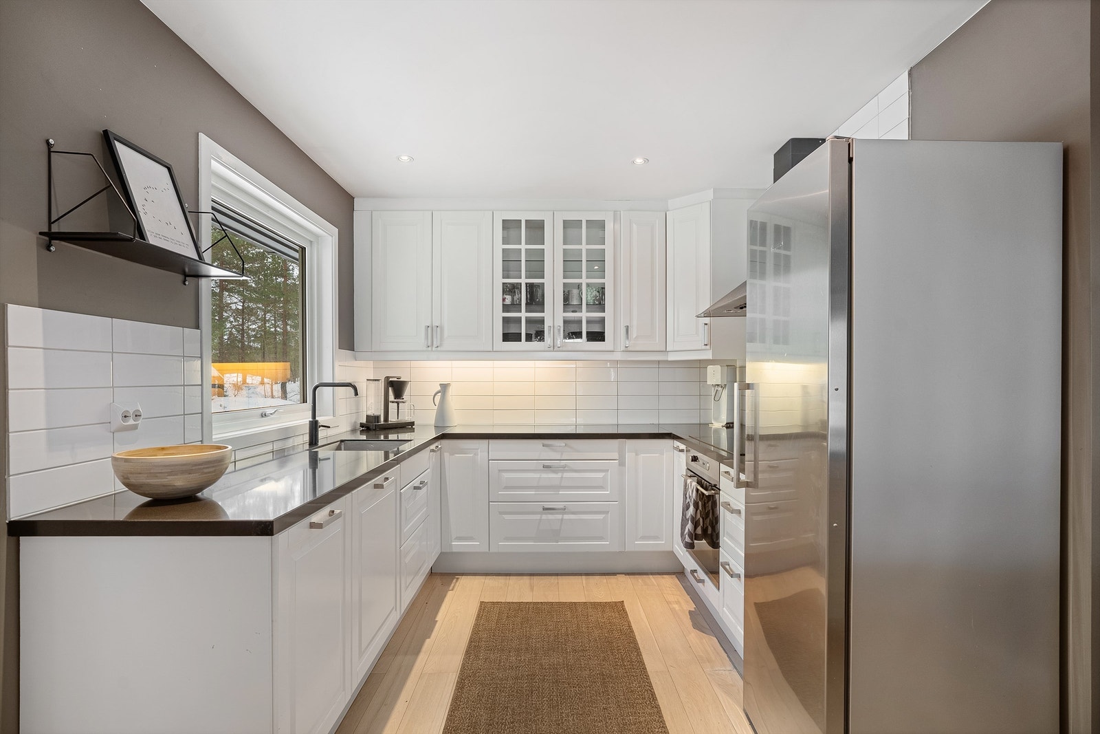 1.etg - Kjøkkenet har godt med benk- og skapplass for oppbevaring Galleribilde