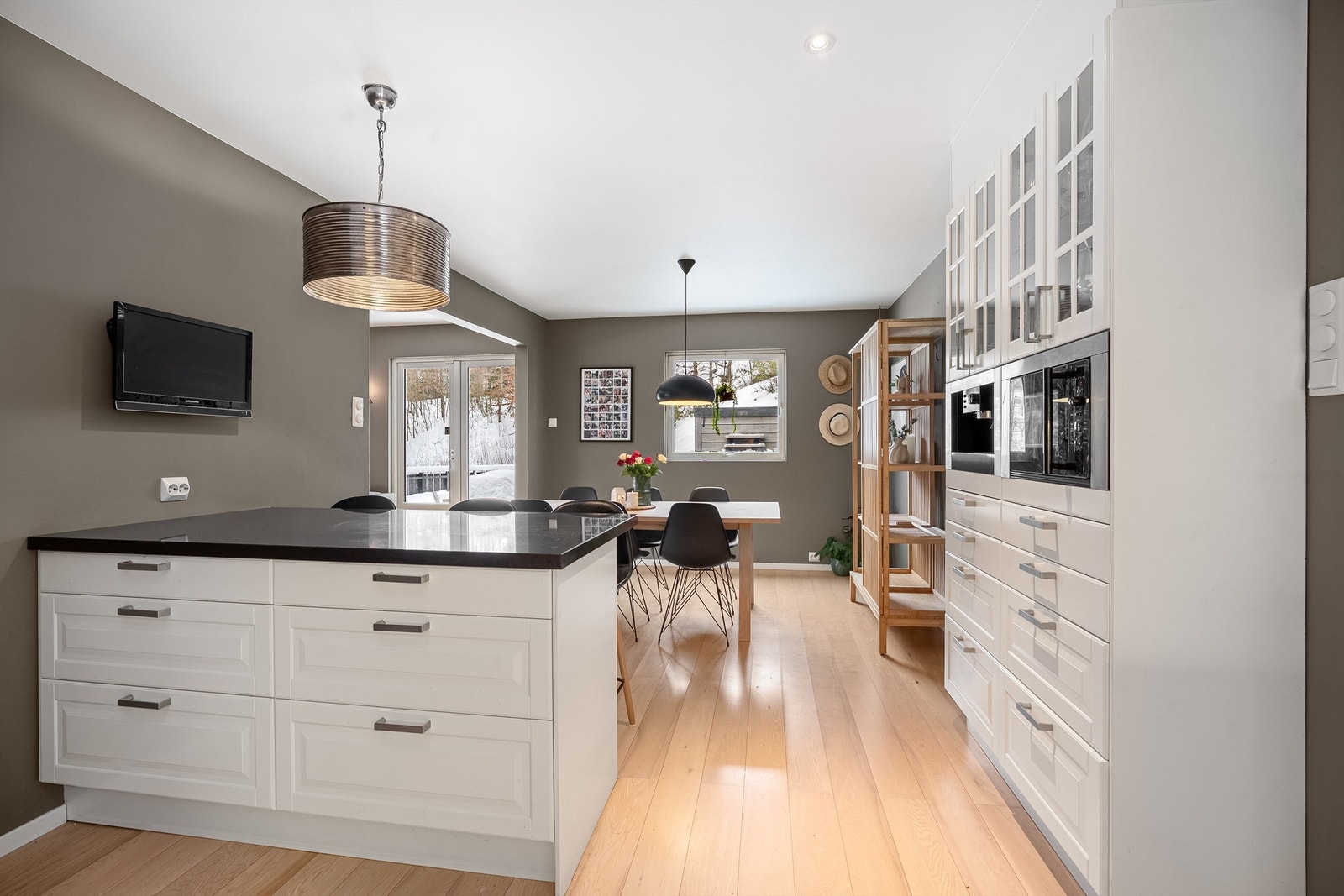 1.etg - Åpen kjøkkenløsning med kjøkkenøy for ekstra oppbevaring og spiseplasser Galleribilde