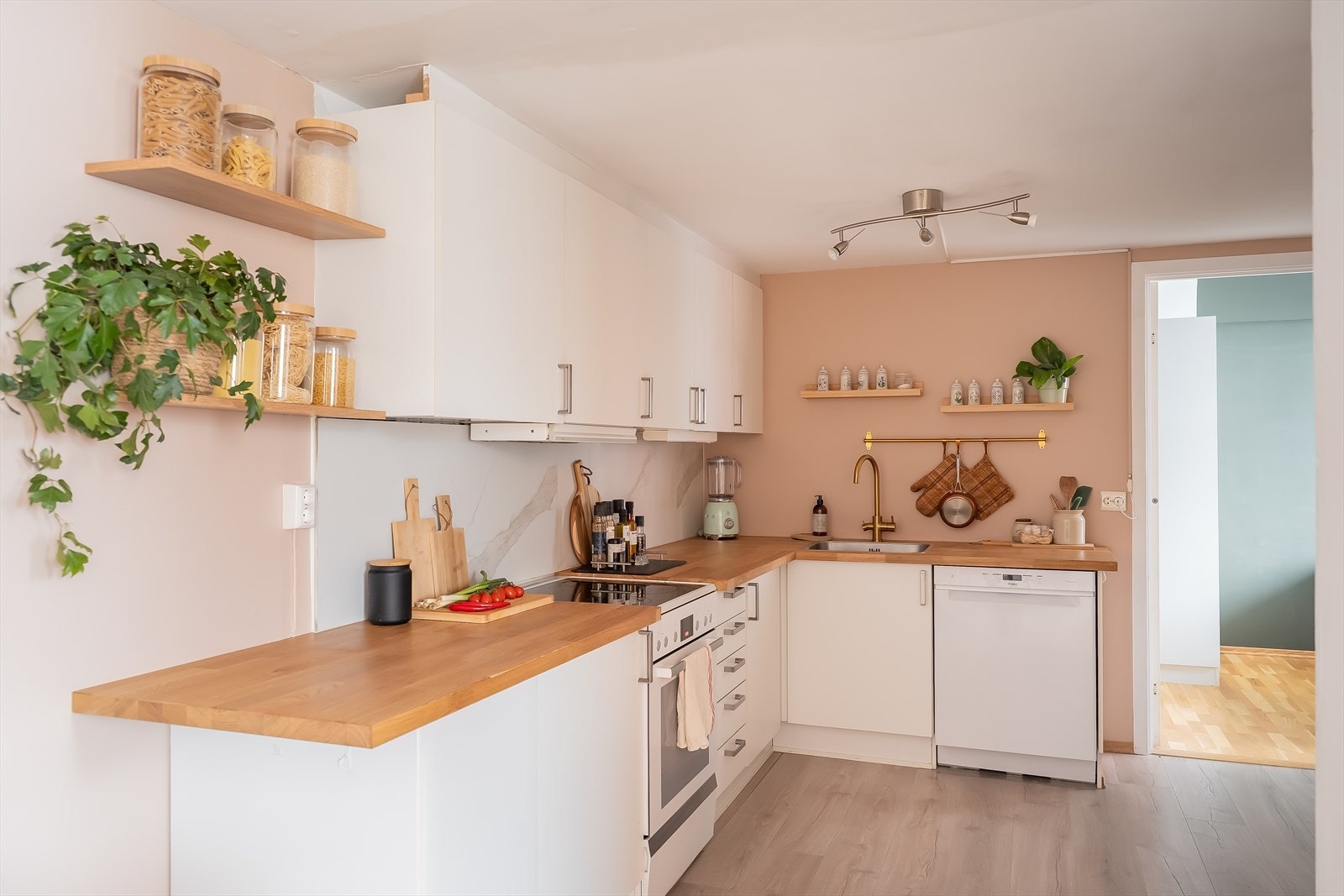 Rommet er malt i tidsriktige farger med rikelig med skap- og benkeplass. Galleribilde