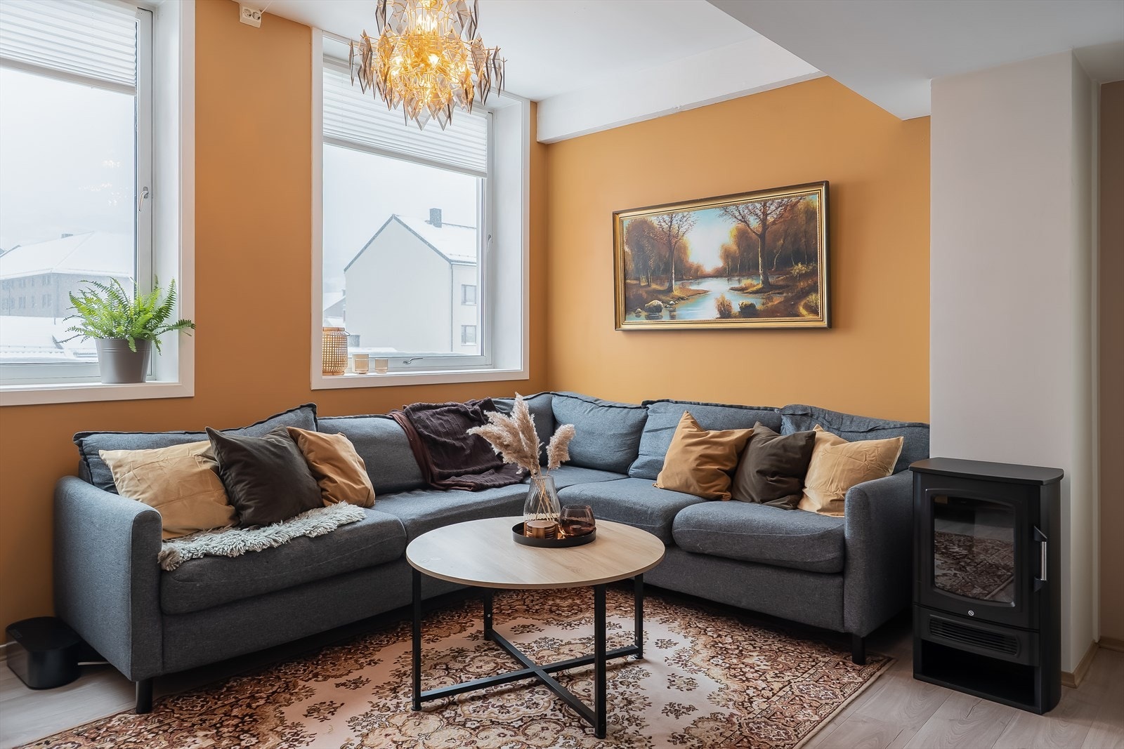 I stuen får du rause vindusflater og svært god takhøyde. Galleribilde