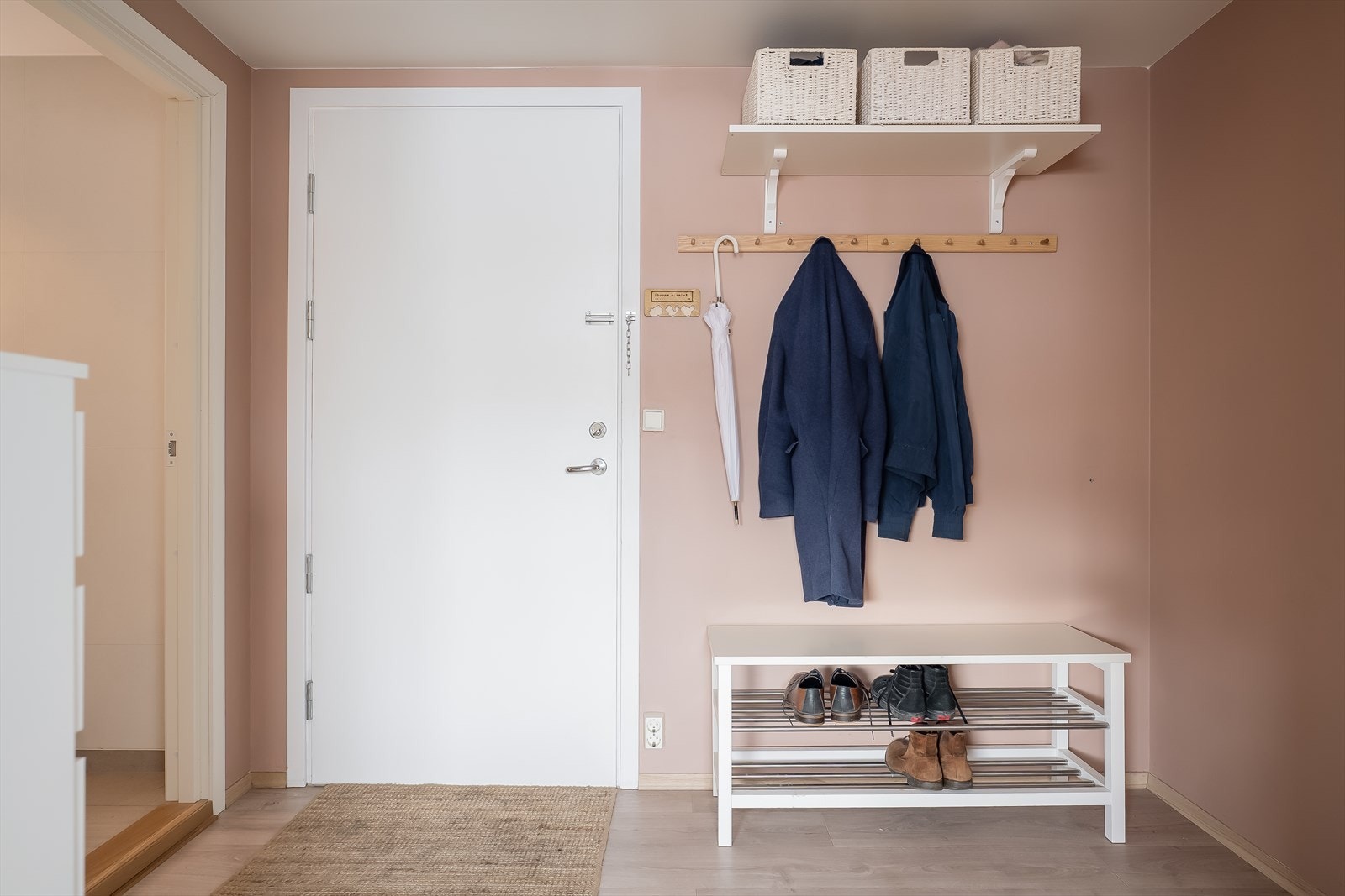 Leilighetens entrè er på 5,5m² og oppleves som svært innbydende og byr på rikelig med plass til oppbevaring av yttertøy og sko. Galleribilde