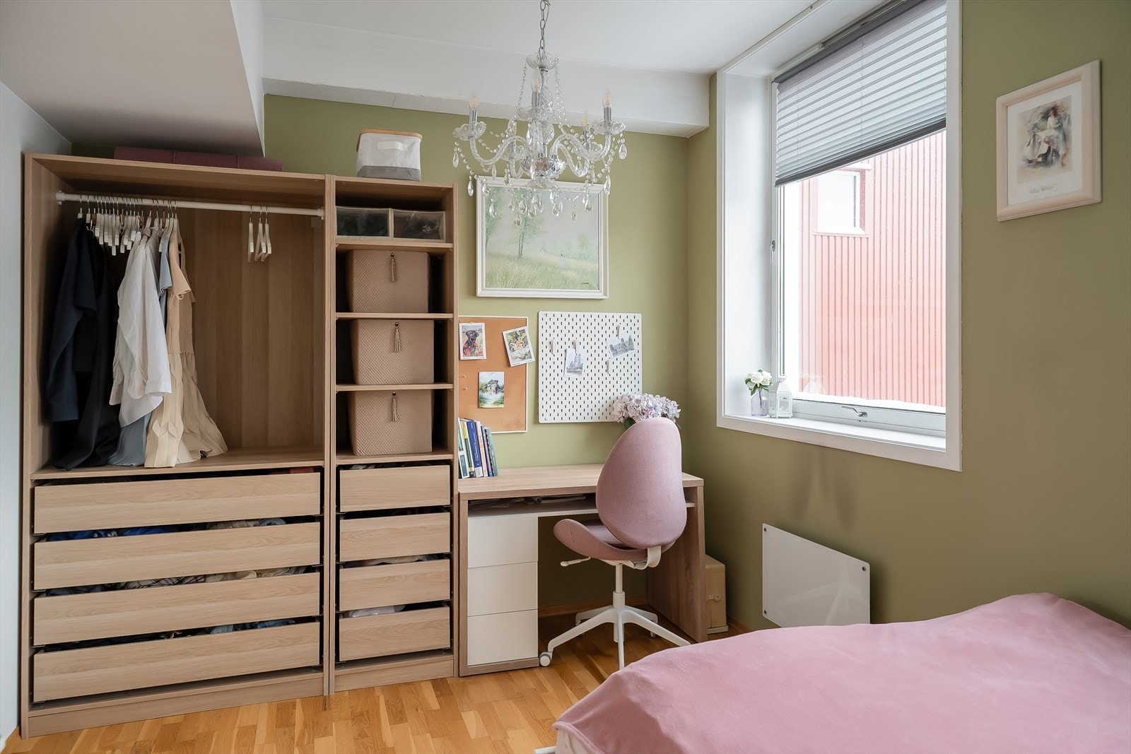 Her er det også rikelig med plass til ønsket møblement. Lysekronen på soverommet medfølger ikke handelen. Galleribilde