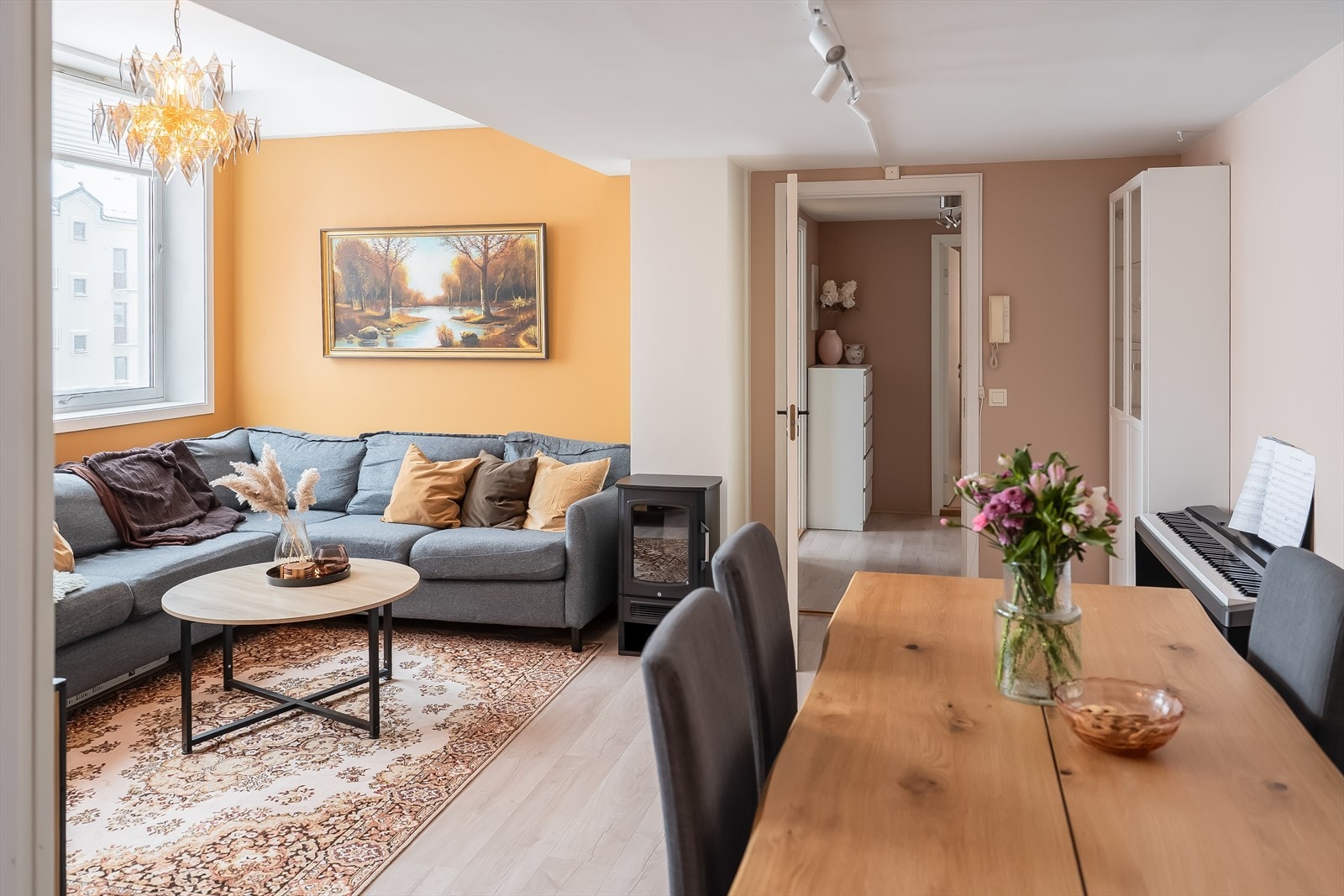 Lysekronen i stuen følger ikke med handelen. Galleribilde