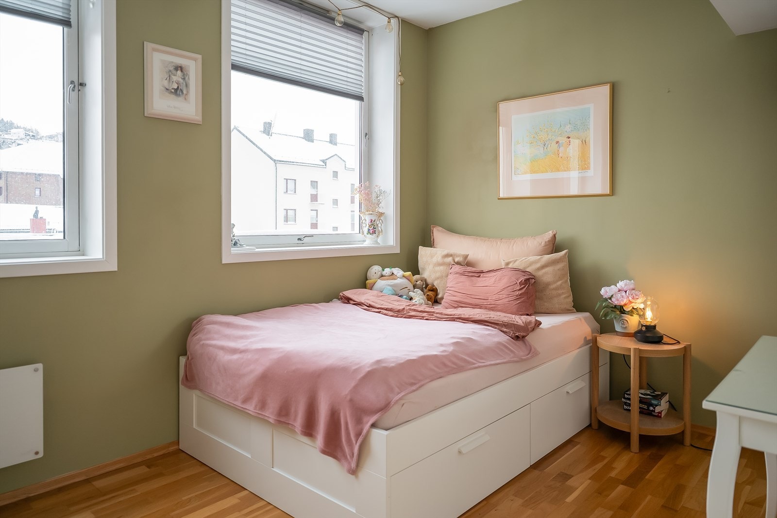 Boligens største soverom måler hele 12 m² og har god plass til ønsket sengestørrelse. Galleribilde