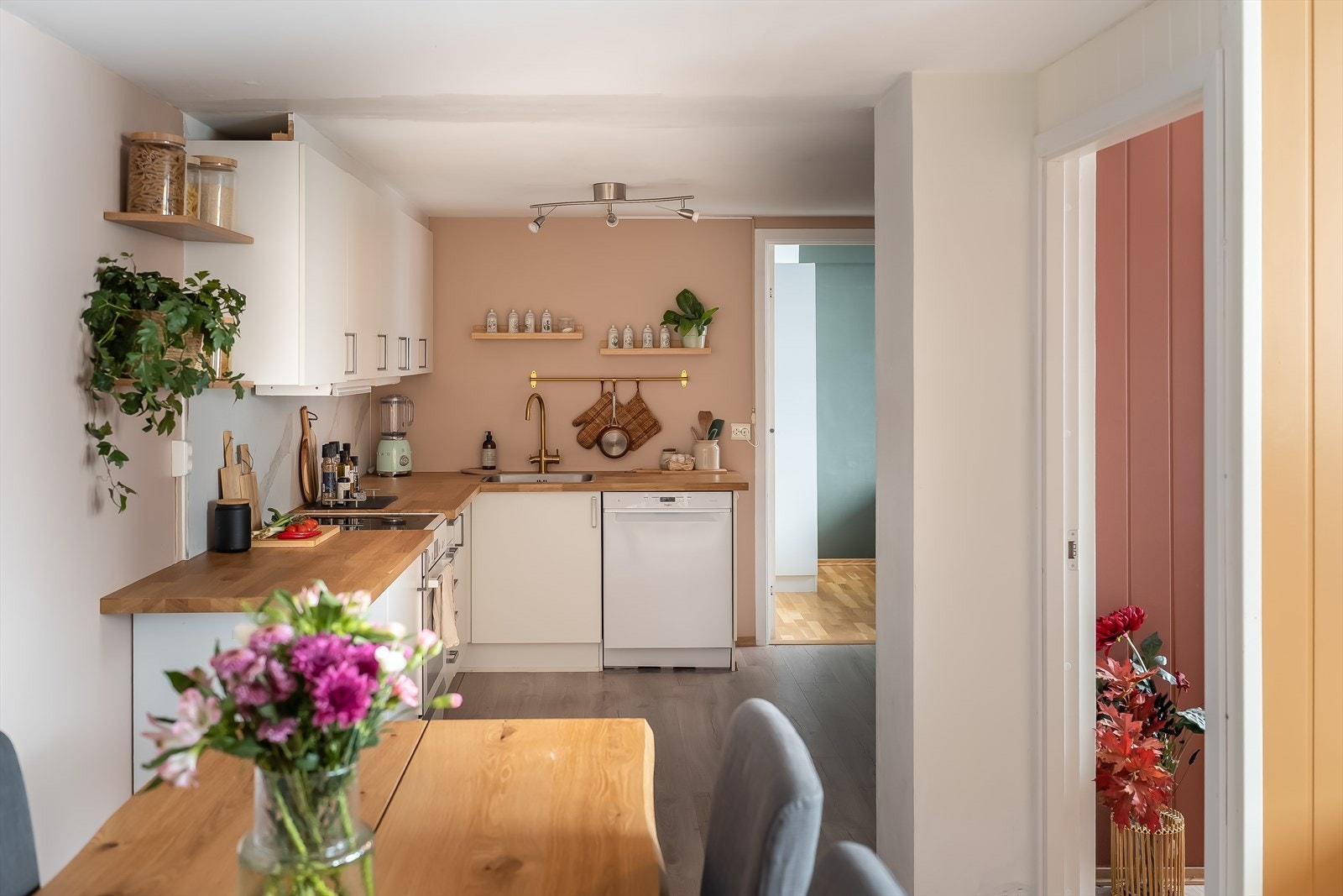 Kjøkkenet og spisesonen finner sin naturlige plass i rommet. Galleribilde