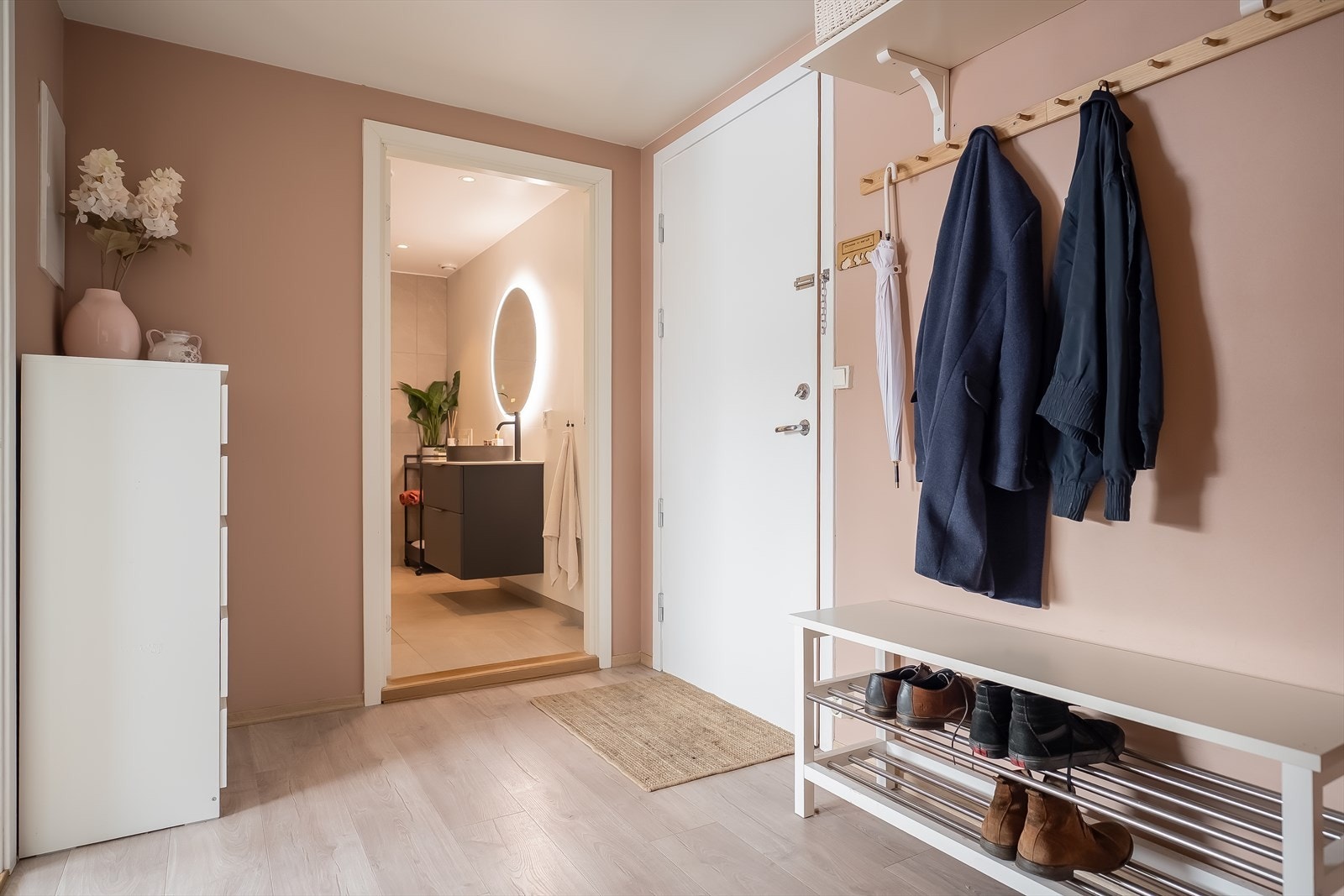 Leilighetens bad har en praktisk plassering i direkte tilknytning til leilighetens entrè. Galleribilde