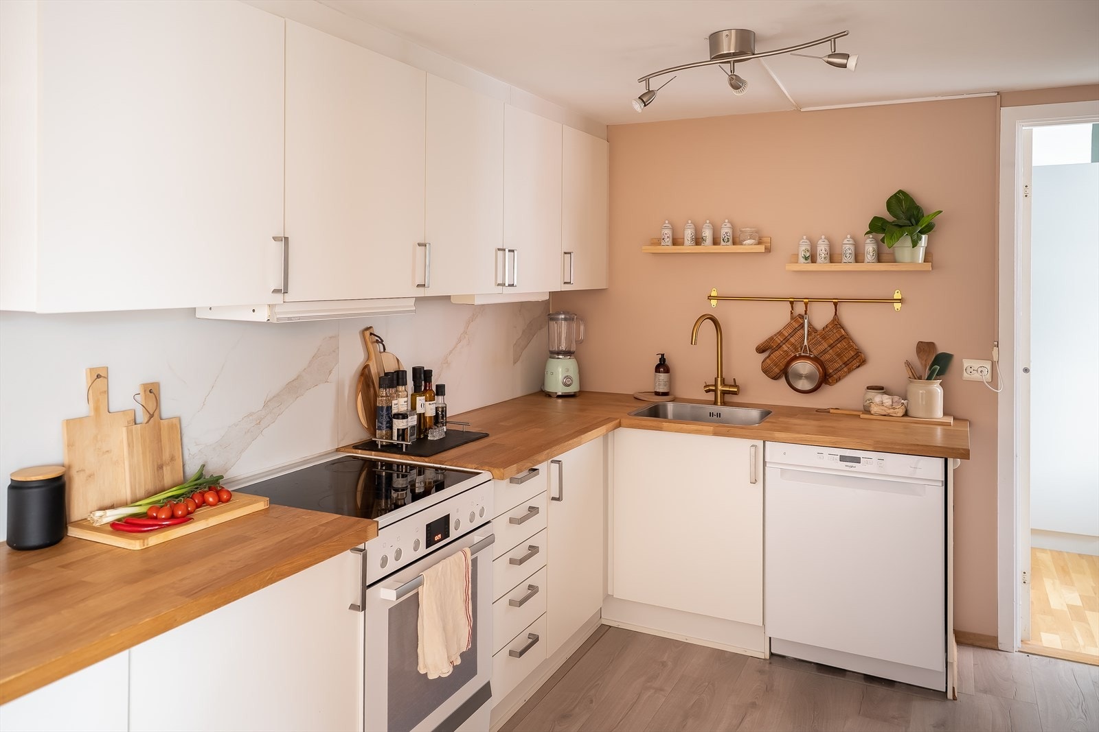 Teknisk fremstår kjøkkenet som velholdt og har blitt vurdert til tilstandsgrad 1 av takstmann. Galleribilde