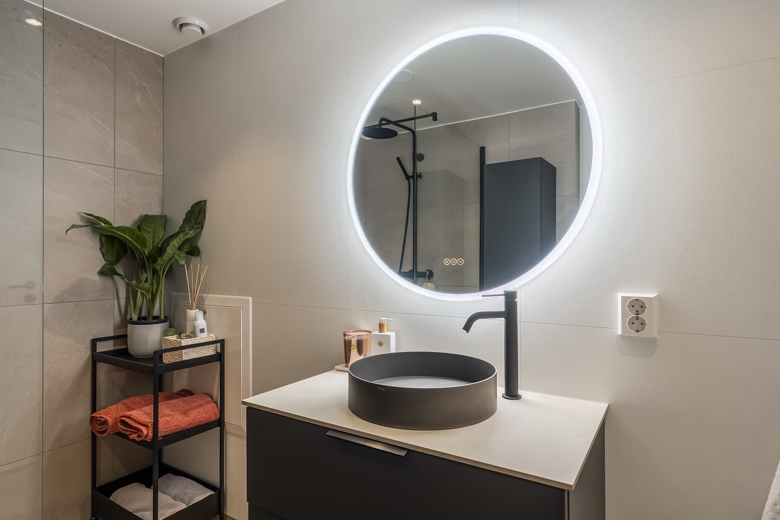 Badet er utstyrt med varme i gulv og regnfallsdusj. Galleribilde