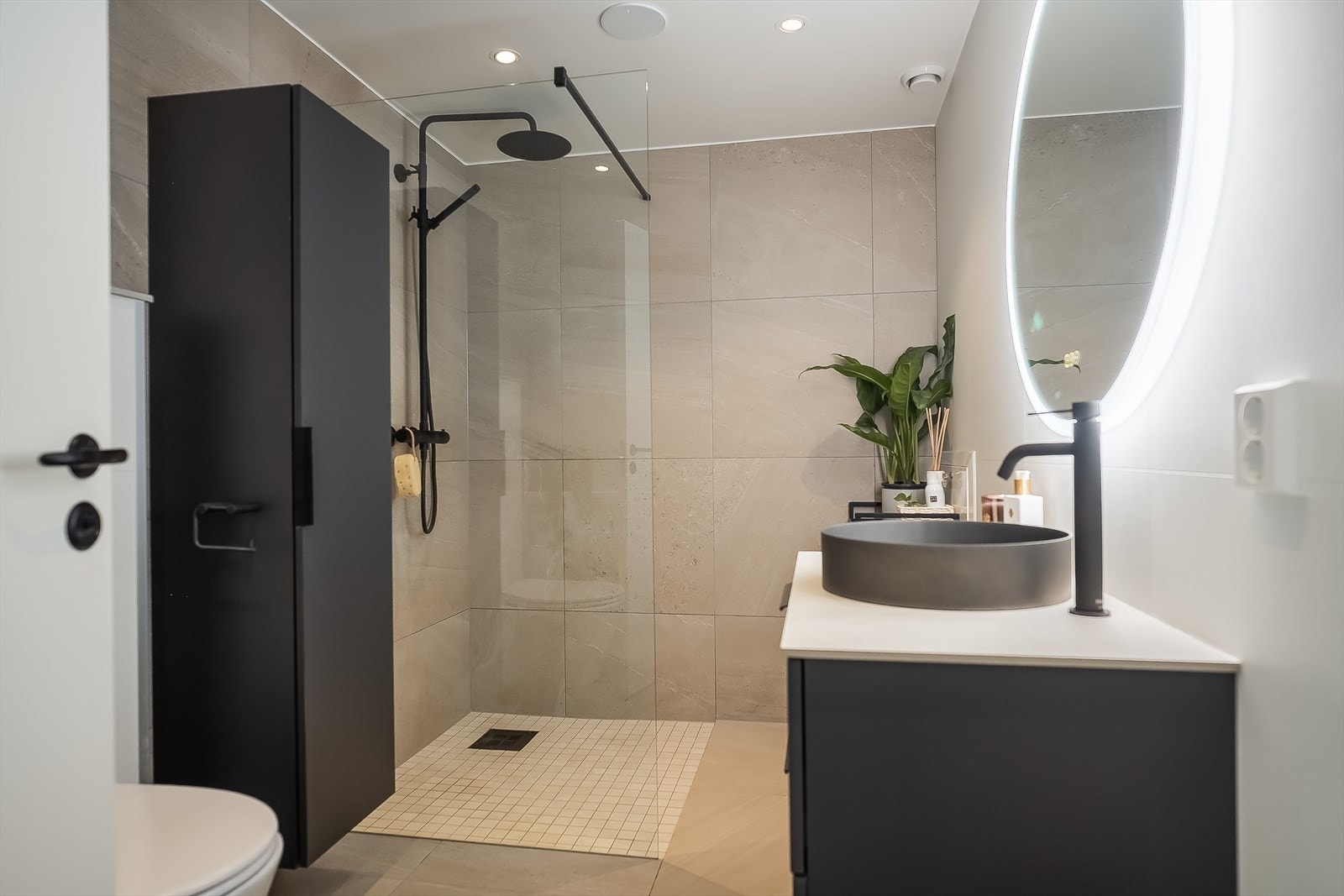 Leilighetens bad er på hele 5,6m² og ble totalrenovert i 2023 og har blitt vurdert til tilstandsgrad 0 av takstmann. Galleribilde