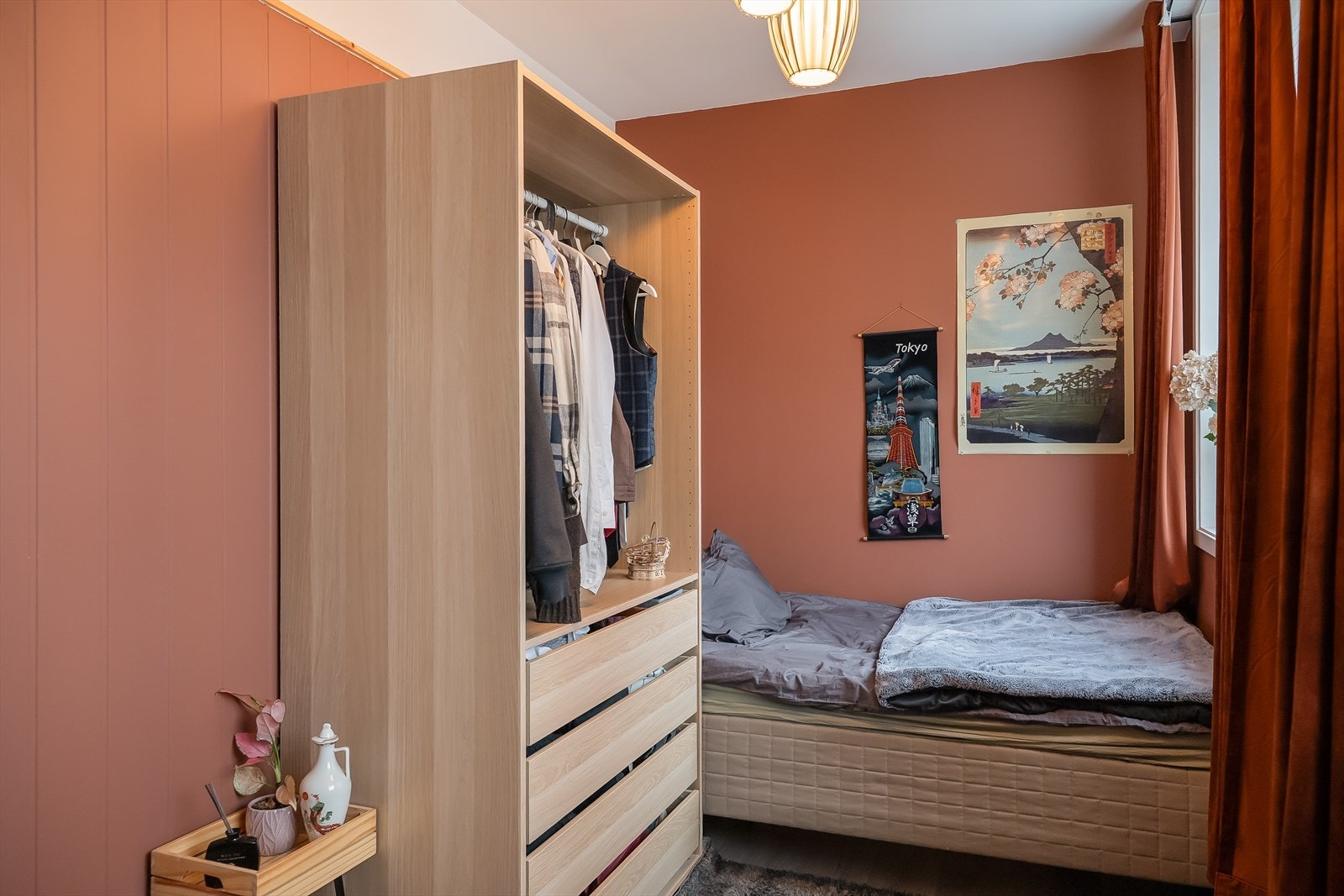 Boligens tredje soverom strekker seg over 9m² og er i likhet med de andre soverommene malt i en behagelig farge. Galleribilde