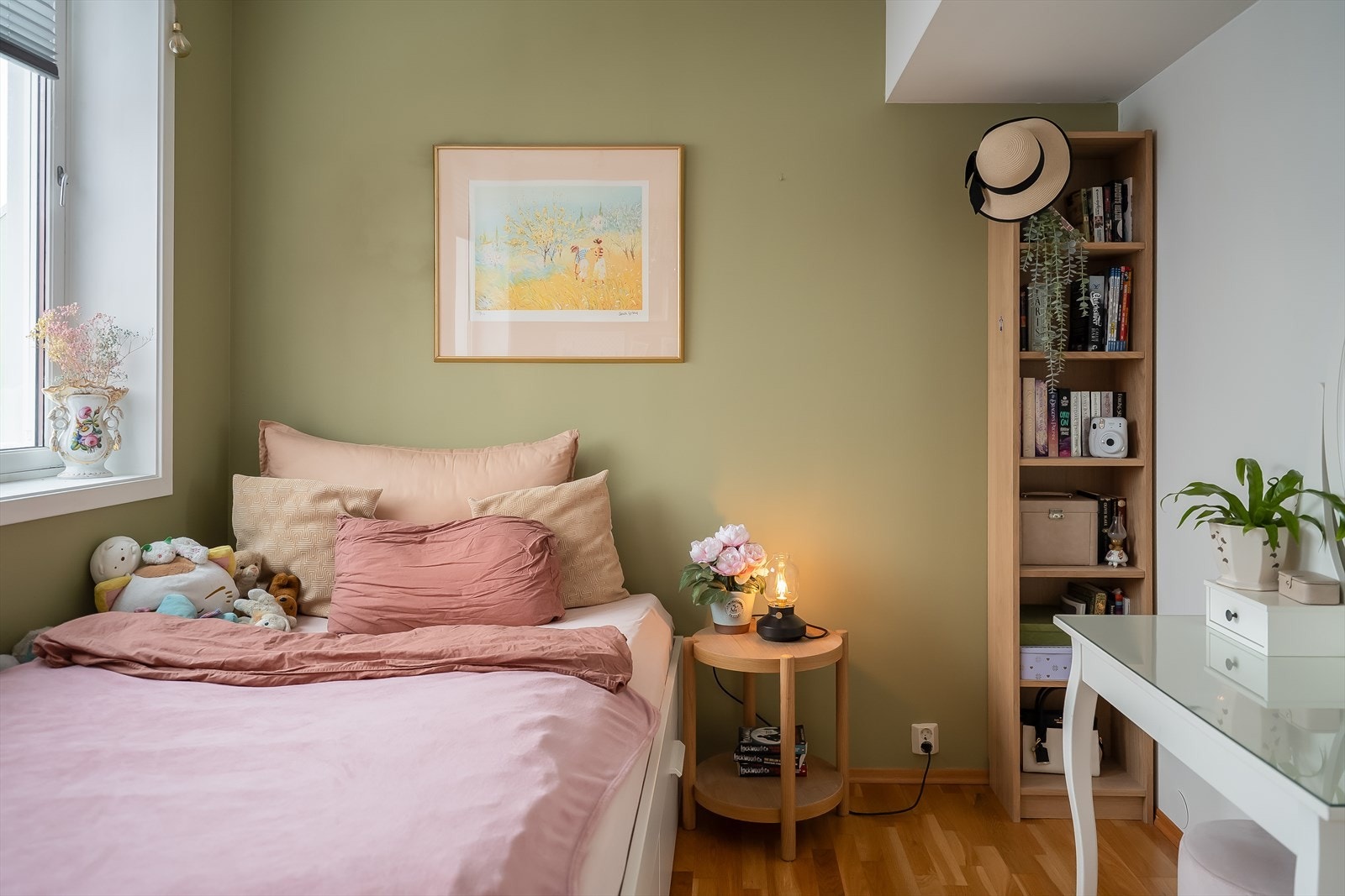 Soverommet er malt i en behagelig farge og oppleves som innbydende og lyst. Galleribilde