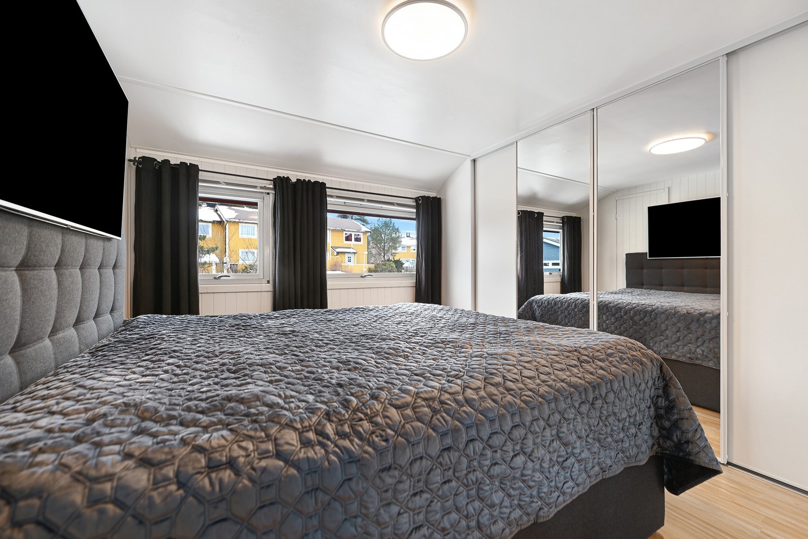 Hovedsoverommet har god plass til dobbeltseng, og det er skyvedørsgarderobe i rommet. Galleribilde