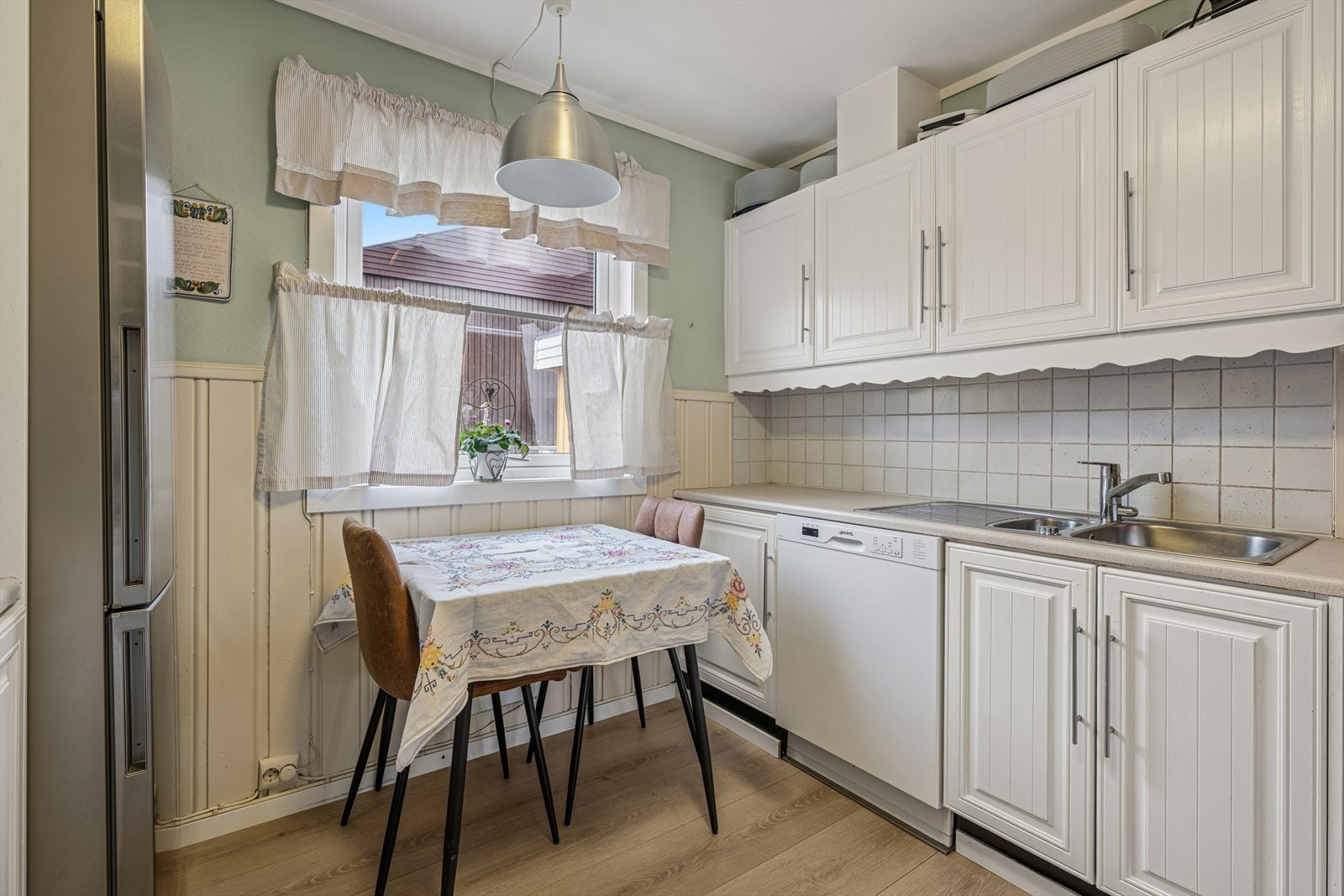 Innredning med hvite profilerte fronter. Galleribilde