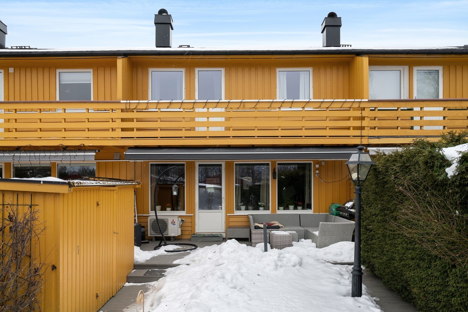 Hyggelig terrasse og hage. Galleribilde