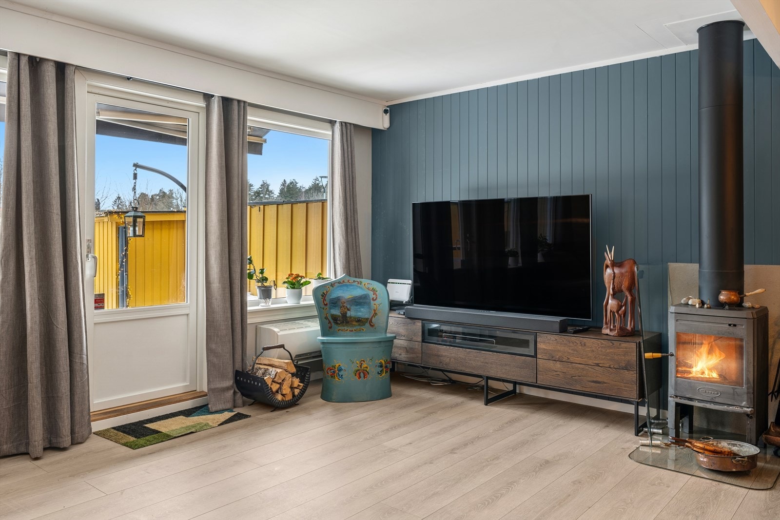 Det er innstallert nytt ildsted og pipe i 2020. Det er også her utgang til terrasse og hage. Her er det gode solforhold. Galleribilde