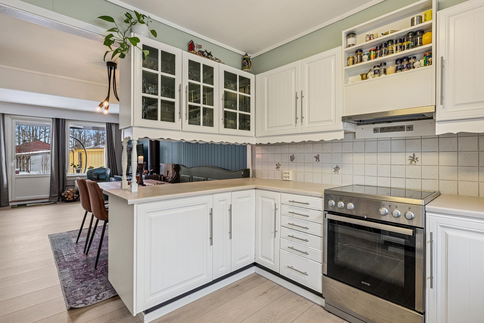 Kjøkken i delvis åpen løsning. Galleribilde