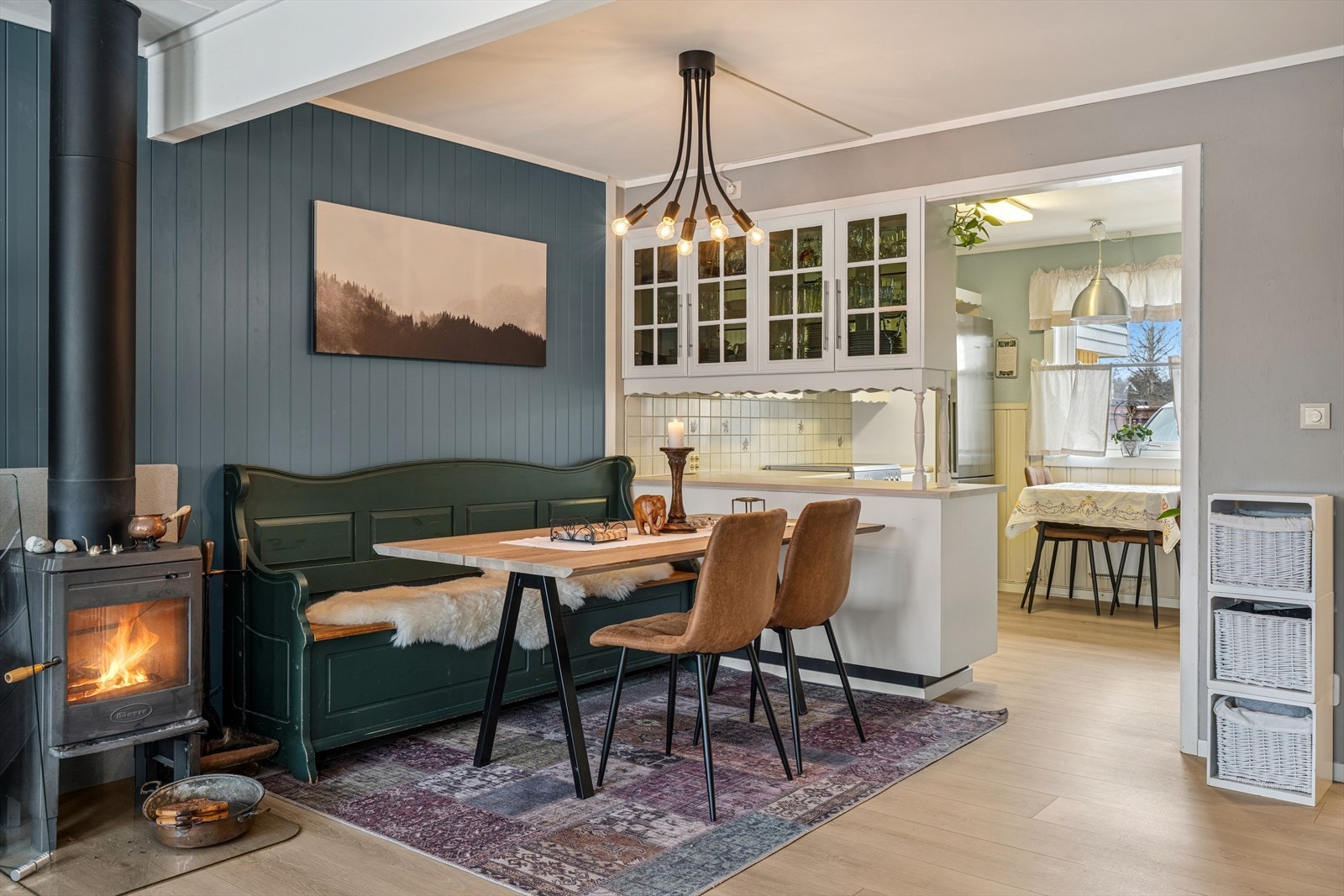 Planløsningen er god og det er god plass til spisestue nærmest kjøkkenet. Galleribilde