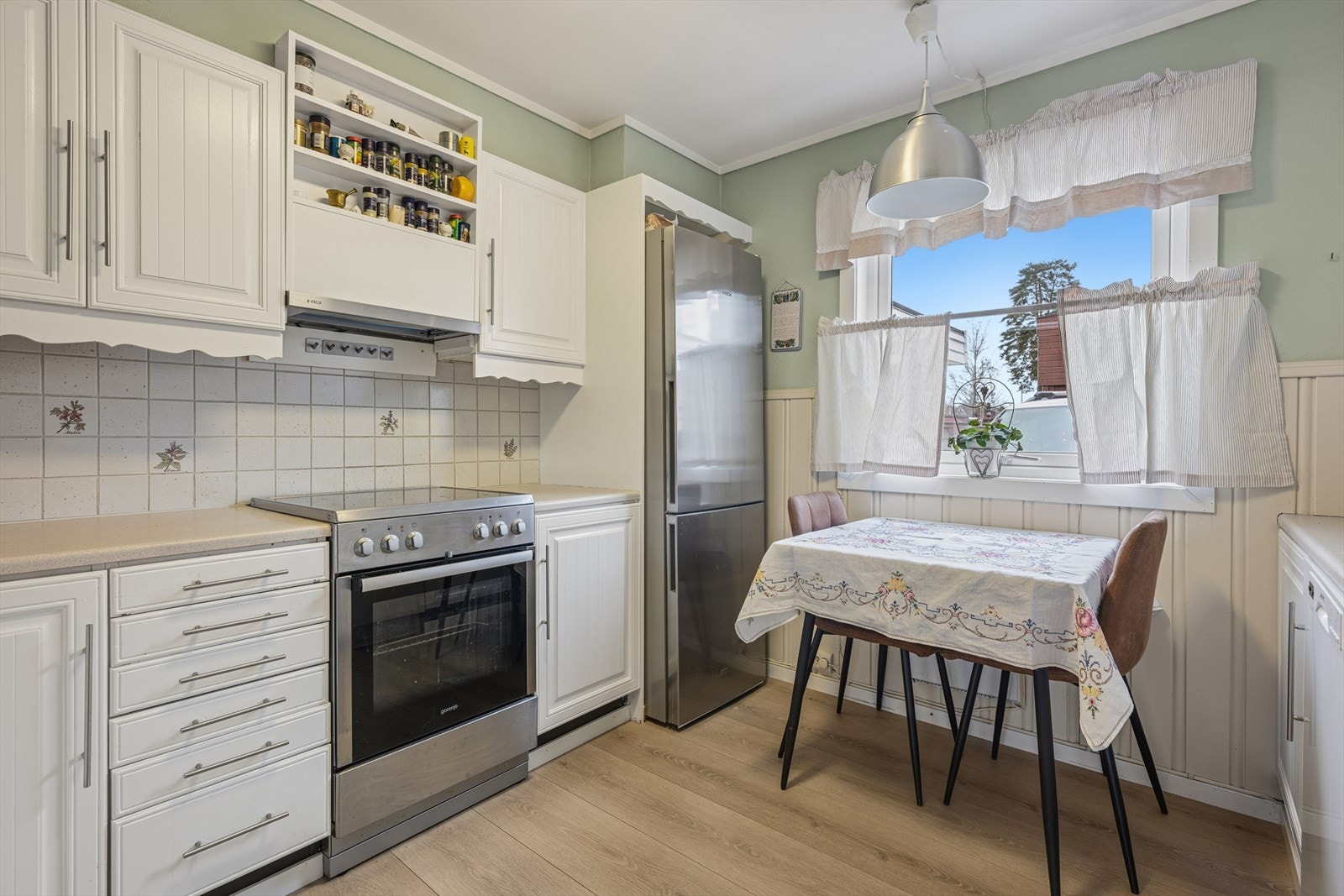 Det er vindu på kjøkkenet og plass til frokostplass. Galleribilde